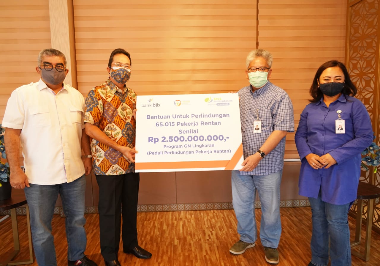 Penyerahan kontribusi secara simbolis di Menara Bank BJB, Jalan Naripan, Kota Bandung, Jawa Barat, pada Jumat (15/1/2021).