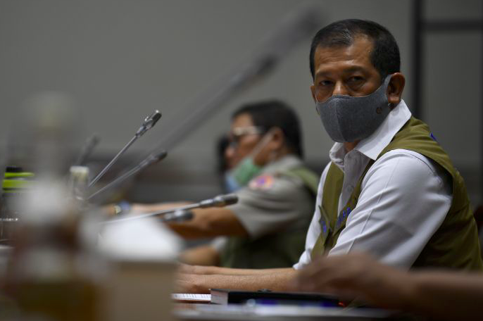 Kepala BNPB Letjen Doni Monardo (kanan) mengikuti rapat kerja bersama Komisi VIII DPR di Kompleks Parlemen Senayan, Jakarta, Selasa (23/6). 