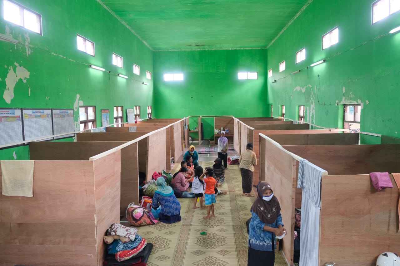 Lokasi pengungsian erupsi Gunung Merapi di barak Balai Desa Balerante, Jawa Tengah, menerapkan jaga jarak untuk mencegah penularan covid-19.