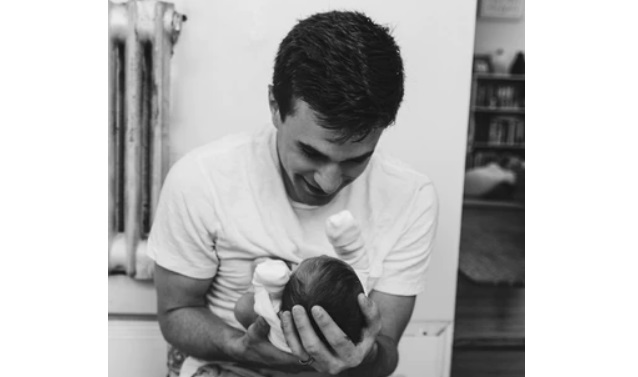 Penelitian dari Swedia menunjukkan jika detak jantung bayi yang lahir caesar akan lebih stabil dengan adanya sentuhan langsung dari ayah.