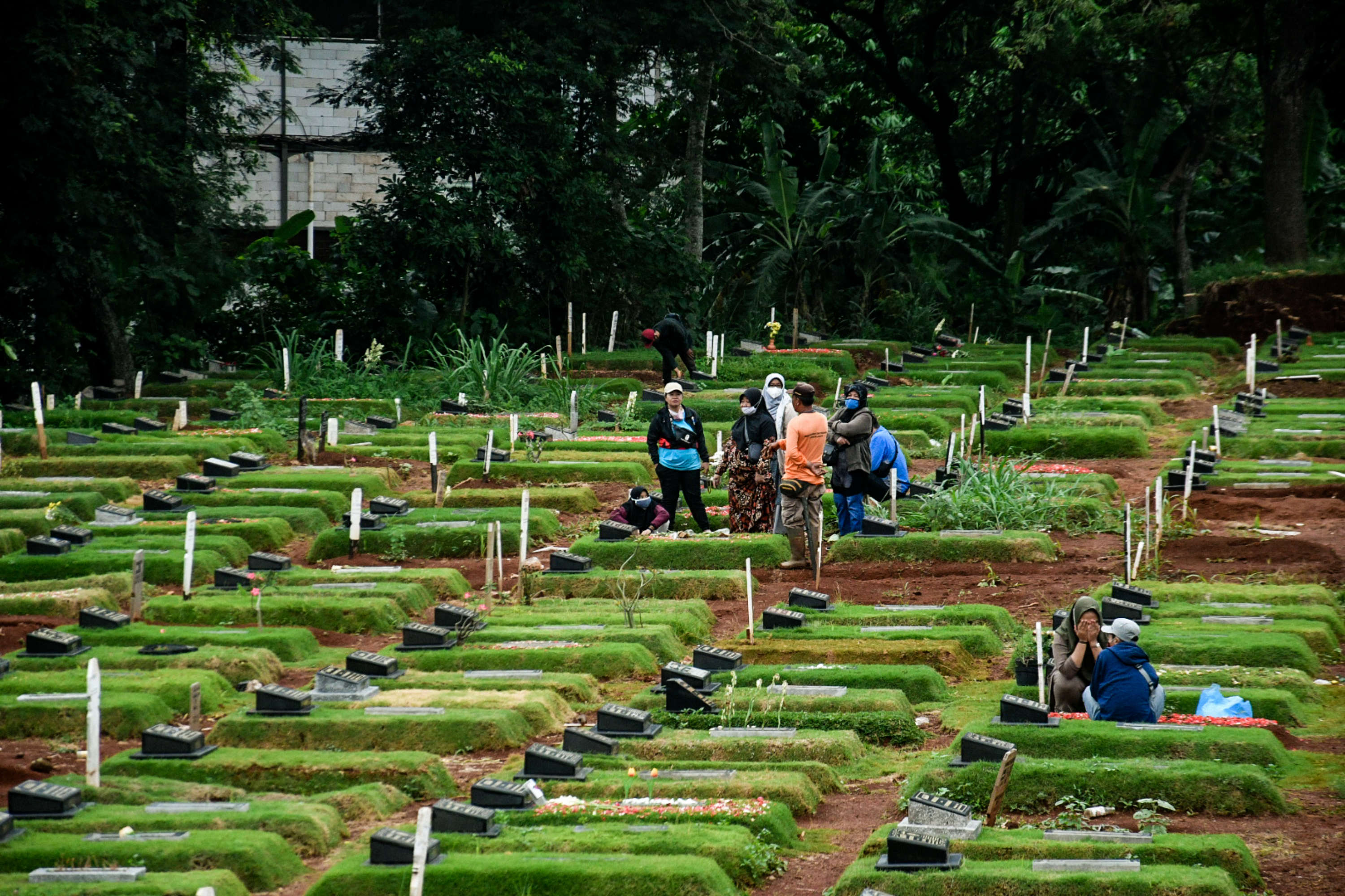 Warga berziarah ke makam keluarga khusus covid-19 di Tempat Pemakaman Umum (TPU) Pondok Ranggon, Jakarta, Minggu (7/12/2020).