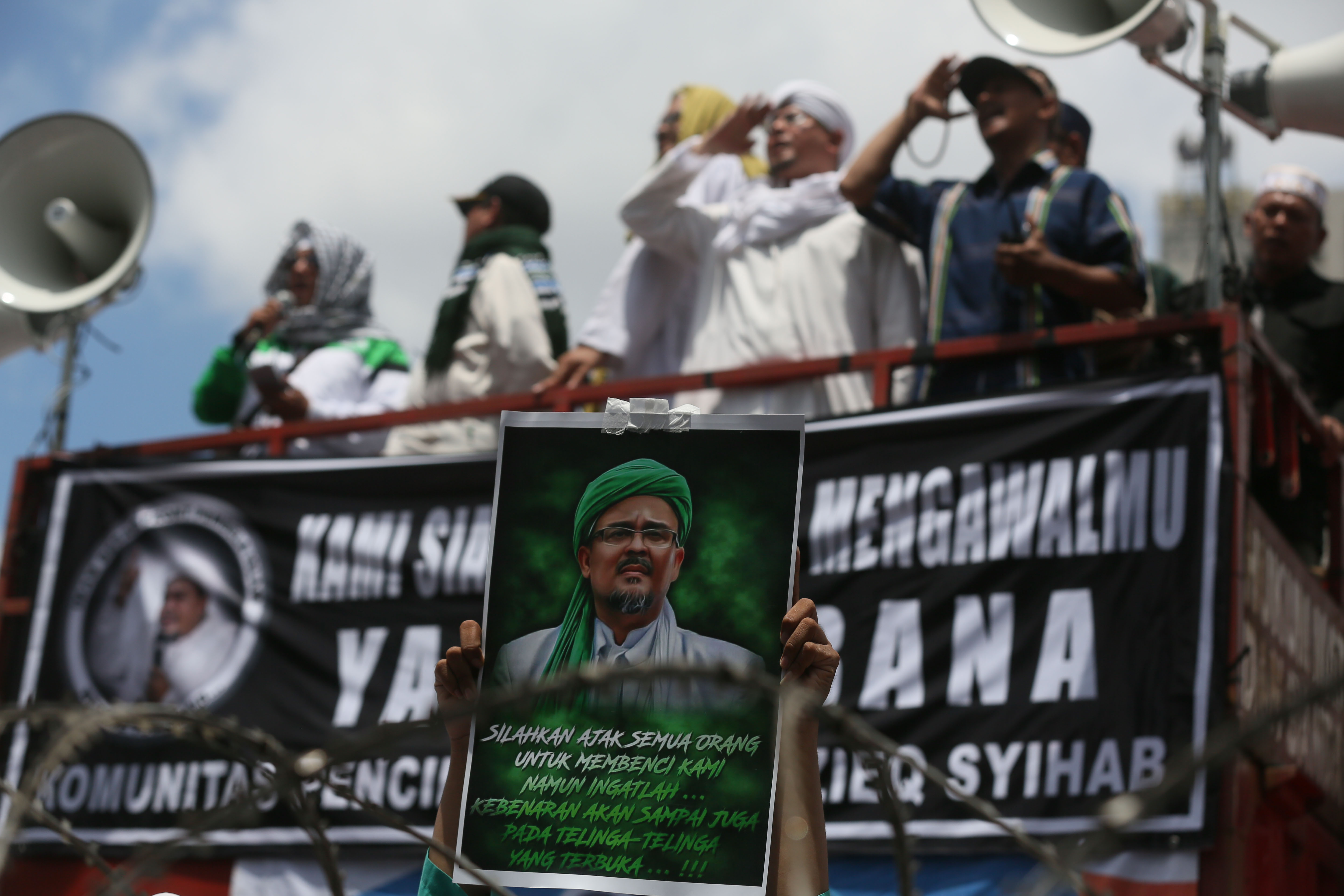 Massa melakukan aksi di depan Polda Metro Jaya, Jakarta, Senin (23/1). Mereka mengawal pemeriksaan Pimpinan FPI Rizieq Shihab.
