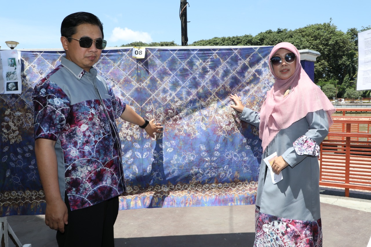 Wali Kota Banjarmasin Ibnu Sina (kiri) dan Ketua Dekranasda Kota Banjarmasin Siti Wasilah saat pameran batik 2019.
