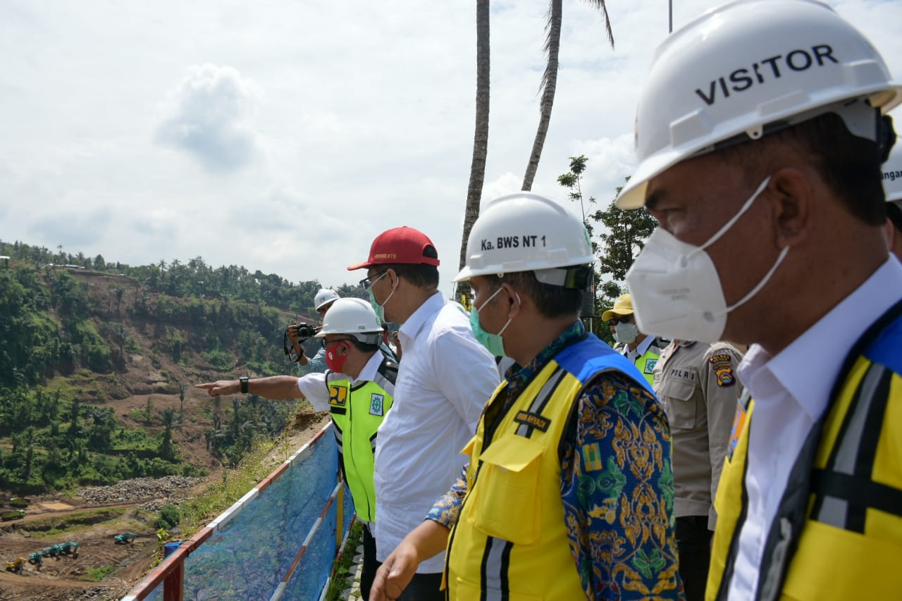 Gubernur Nusa Tenggara Barat, Zulkieflimansyah saat meninjau pembangunan bendungan Meninting, di Kabupaten Lombok Barat, kemarin.