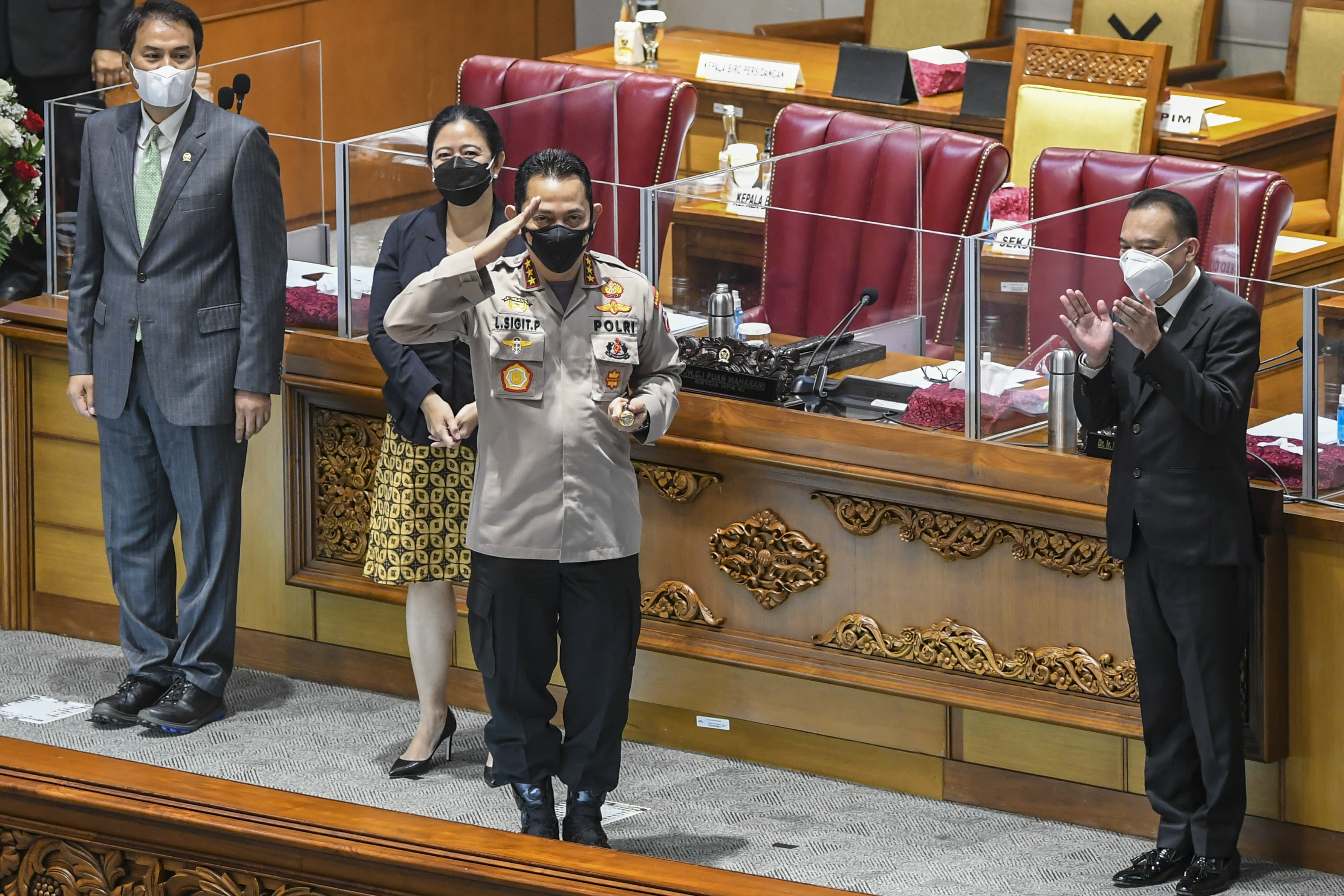 Calon Kapolri Komjen Pol Listyo Sigit Prabowo memberi hormat usai sidang paripurna di kompleks Parlemen, Jakarta, Kamis (21/1). 