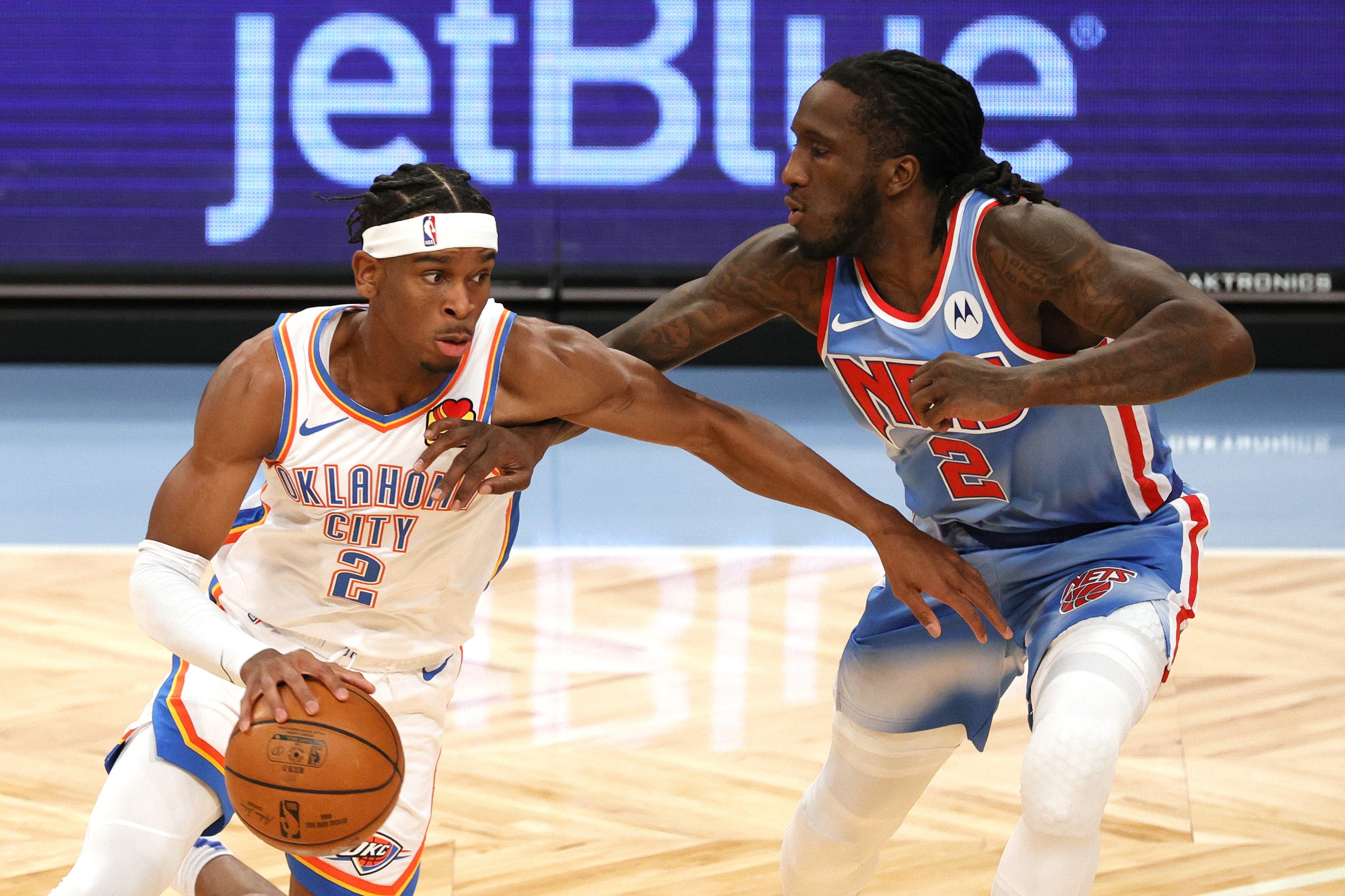 Pemain Oklahoma City Thunder Shai Gilgeous-Alexander berusaha melewati hadangan pemain Brooklyn Nets di laga NBA.