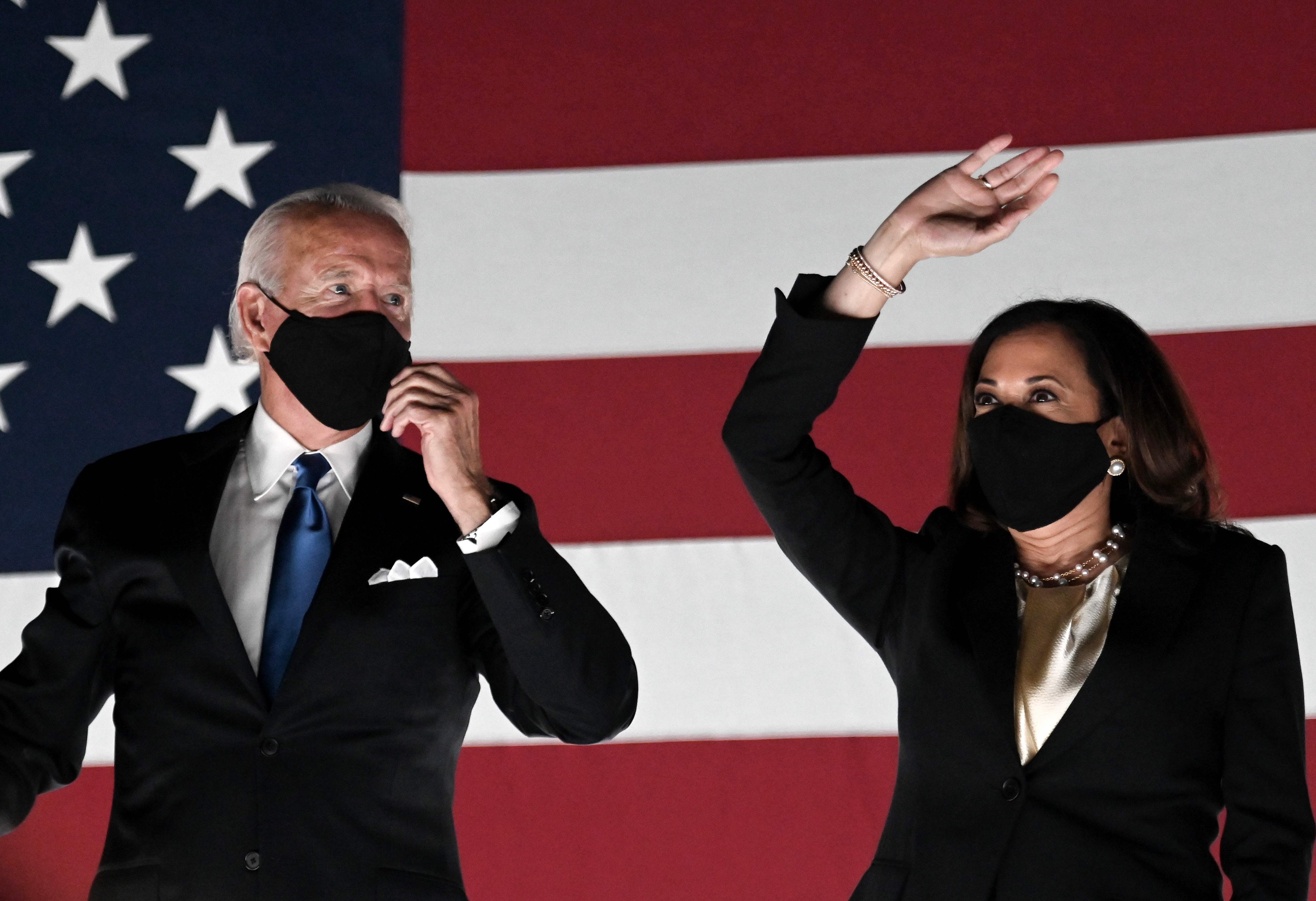 Presiden AS Joe Biden (kiri) dan wakilnya Kamala Harris mengenakan masker.