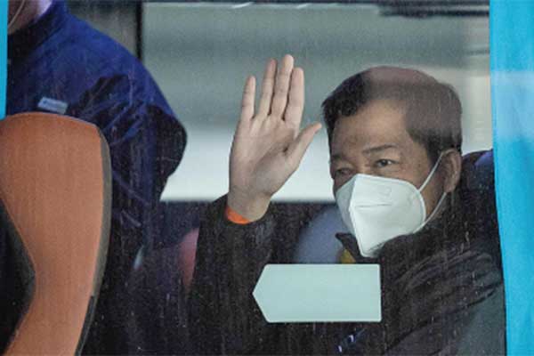 Anggota tim Organisasi Kesehatan Dunia (WHO) Hung Nguyen melambaikan tangan dari dalam bus