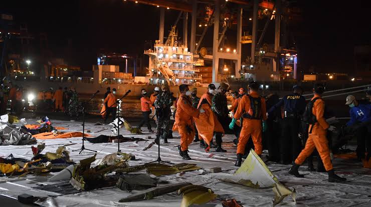 Evakuasi jenazah SJ-182