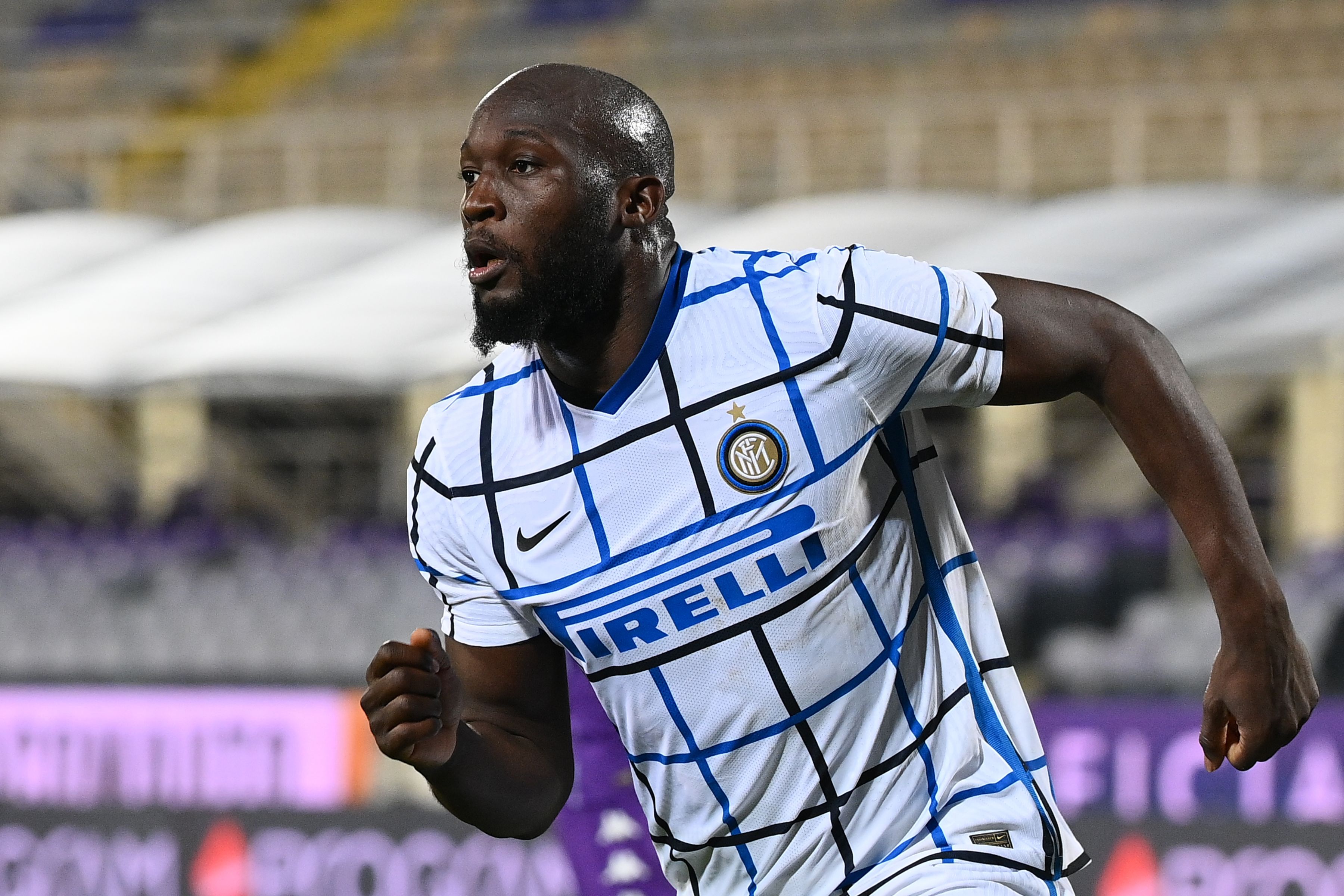 Penyerang Inter Milan Romelu Lukaku melakukan selebrasi usai mencetak gol ke gawang Fiorentina di laga Coppa Italia.