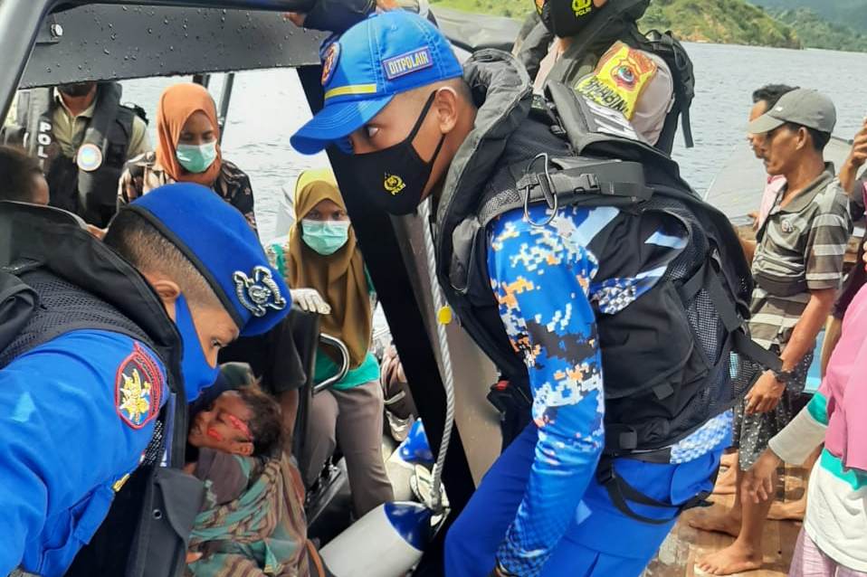 Bocah asal Desa Komodo korban gigitan Komodo dievakuasi polisi perairan menuju Rumah Sakit Siloam Labuan Bajo.