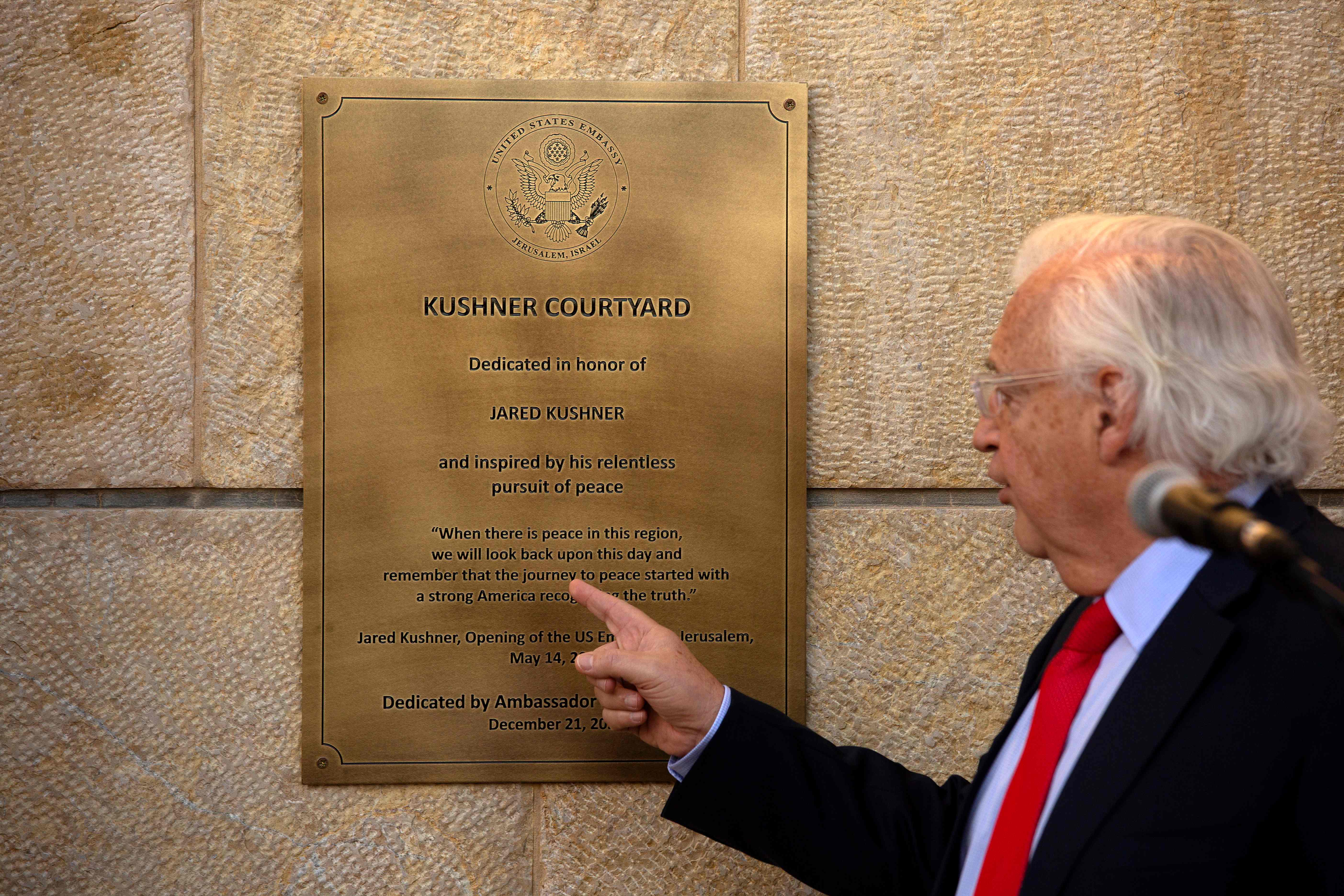 Duta Besar AS untuk Israel David Friedman meresmikan sebuah plakat di kedutaan besar AS di Jerusalem.