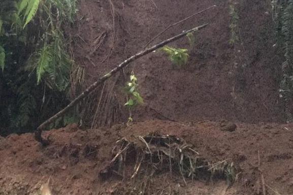 Pengendara Sepeda Motor Tewas Tertimpa Tanah Longsor