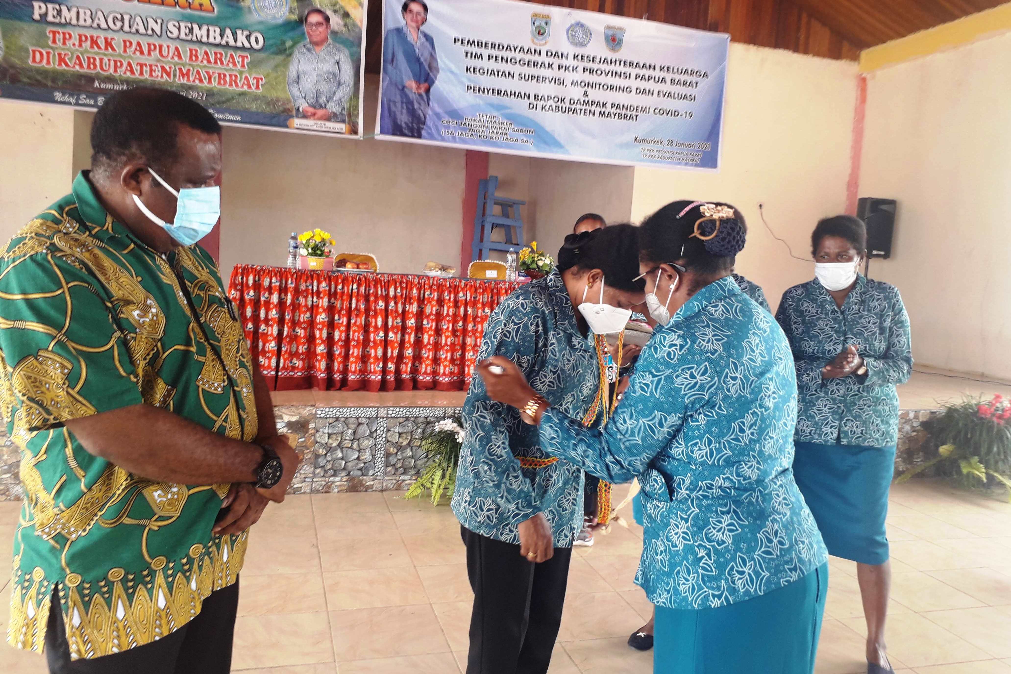 Ketua Tim Penggerak PKK Papua Barat Ibu Juliana Mandacan diterima Tim Penggerak PKK Kabupaten Maybrat.