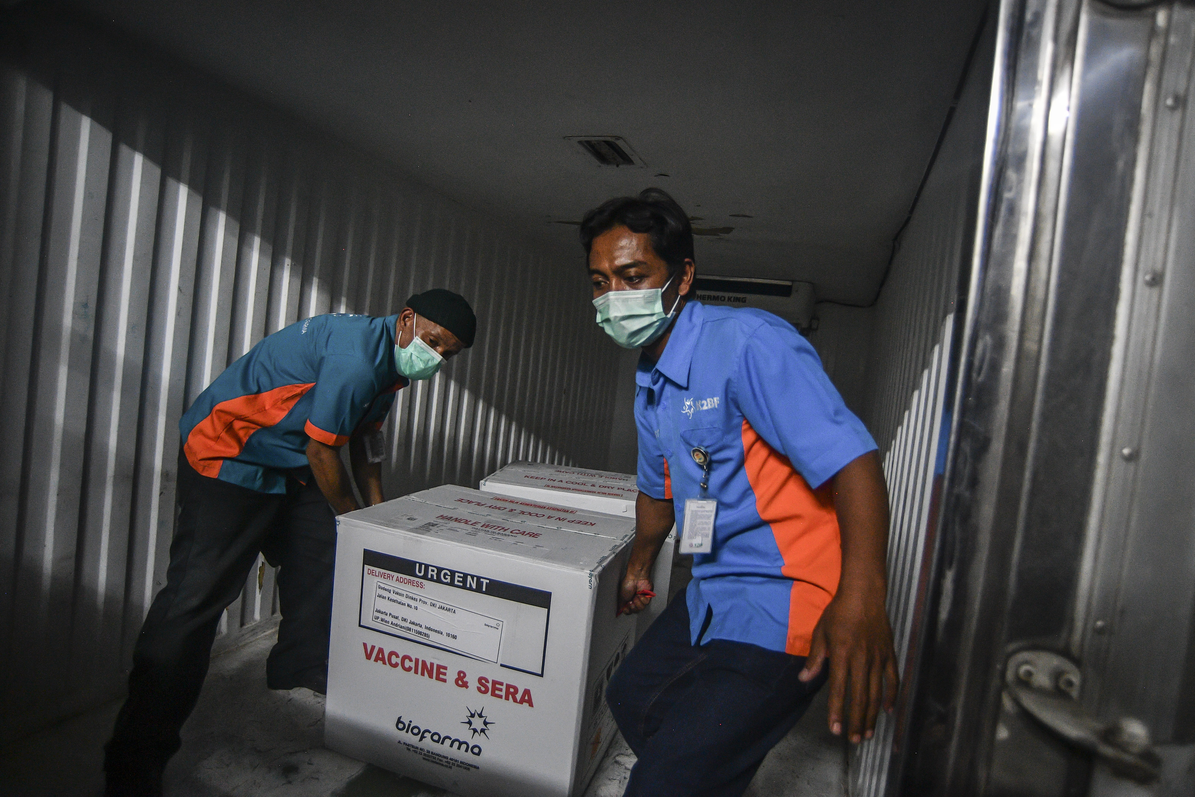 Petugas Bio Farma melakukan bongkar muat vaksin COVID-19 Sinovac setibanya di Dinas Kesehatan DKI Jakarta.