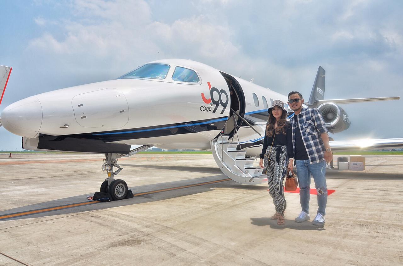 Pengusaha muda Gilang Widya Pramana (kanan) dan istri siap memberi bantuan untuk korban banjir di Kalsel.