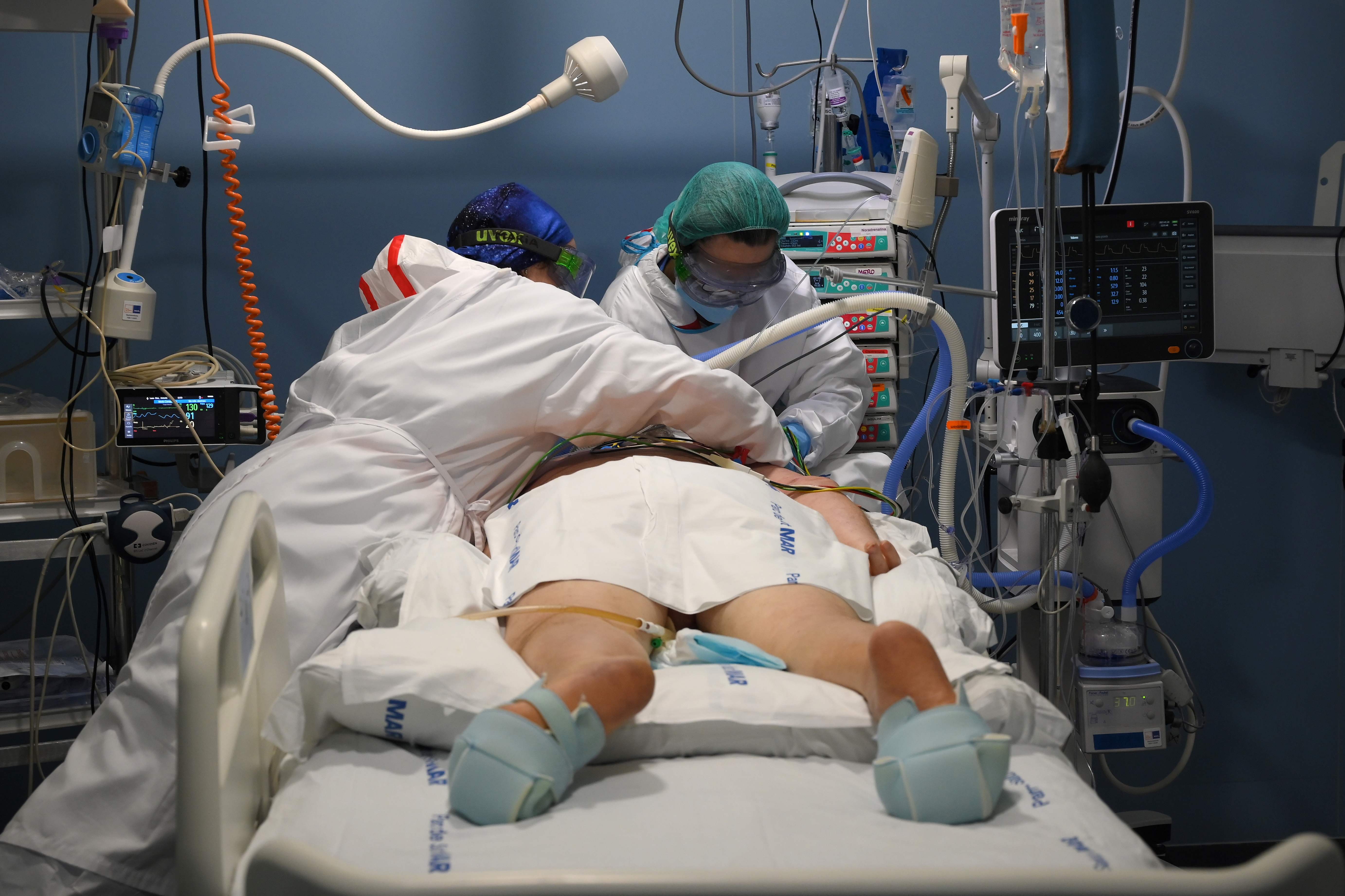 Petugas medis sedang menangani pasein Covid-19 di ruang ICU Hospital Del Mar, Barcelona, Spanyol, Rabu (20/1).