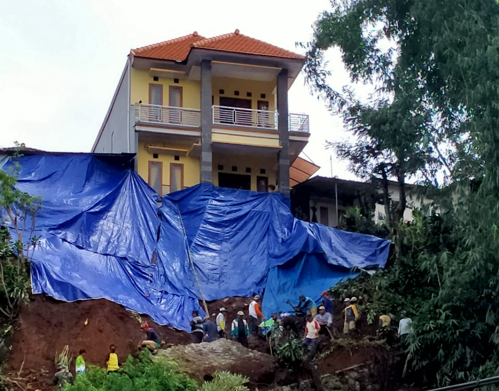 Personel BPBD Kota Batu, Jawa Timur, melakukan tindakan cepat menangani bencana tanah longsor di Dusun Brau, Desa Gunungsari, Kecamatan Bumi