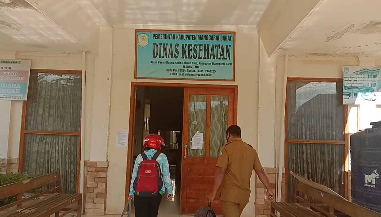 Kepala Dinas Kesehatan Manggarai Barat Paulus Mami (kanan) menjalani isolasi mandiri setelah dinyatakan positif covid-19.