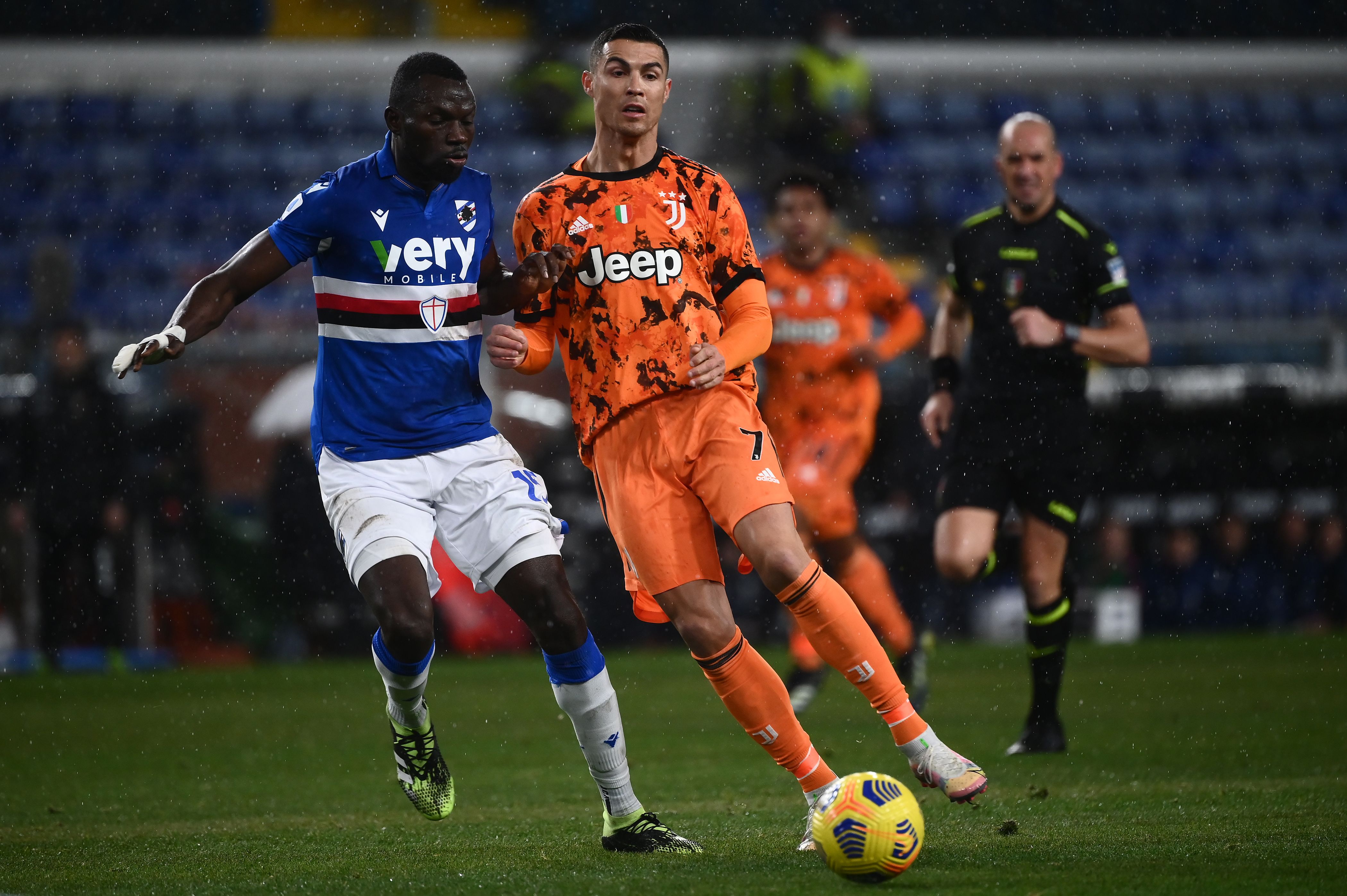 Pemain Sampdoria Omar Colley saat berusaha merebut bola dari pemain Juventus Cristiano Ronaldo.