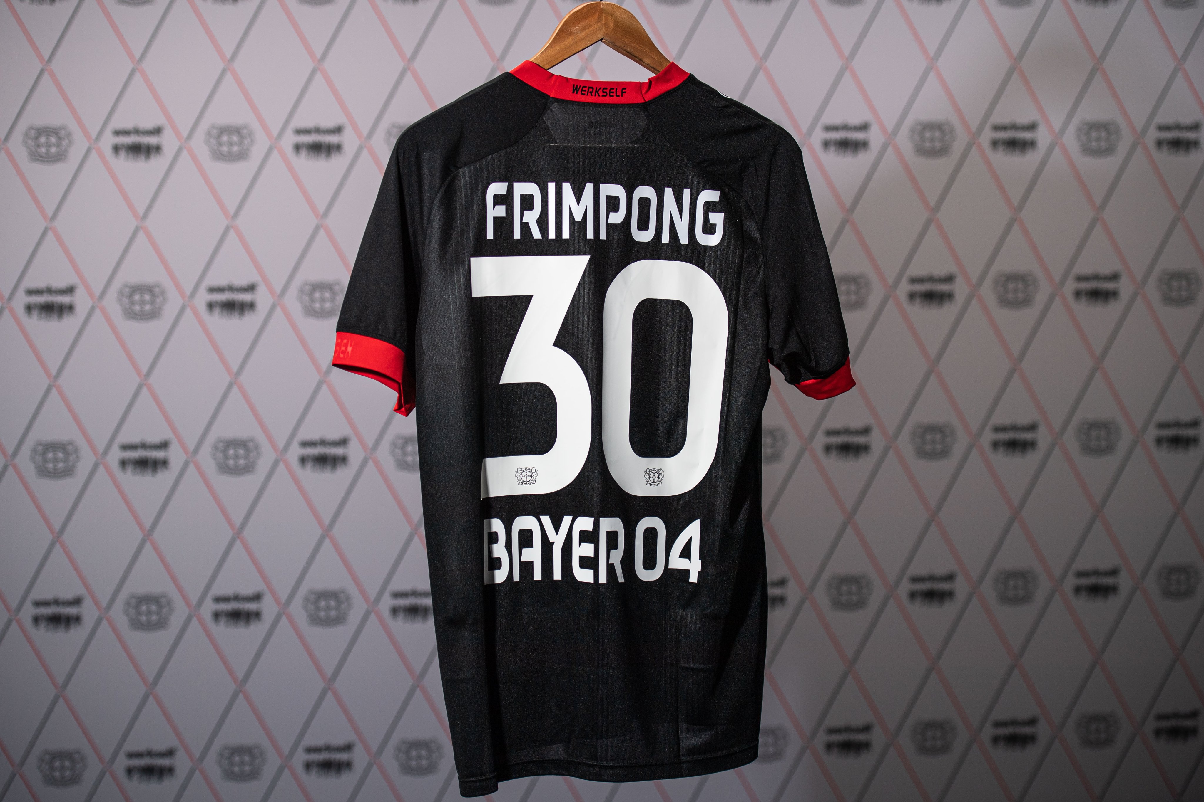 Jersey Bayer Leverkusen yang menampilkan nama Jeremie Frimpong.