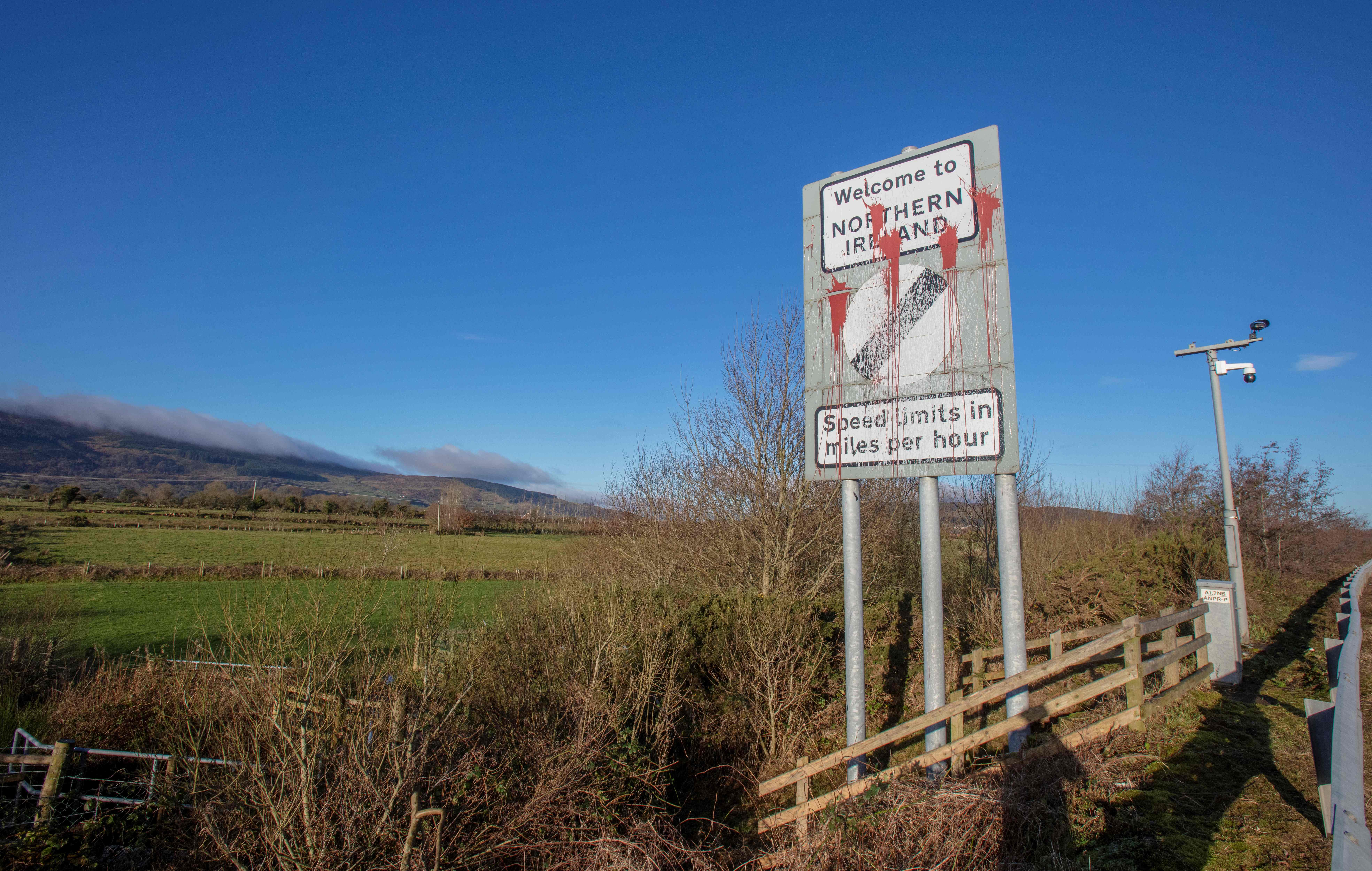 Papan tanda menyambut pengendara dari Republik Irlandia ke Irlandia Utara digambarkan di jalan raya utama Dublin / Belfast 