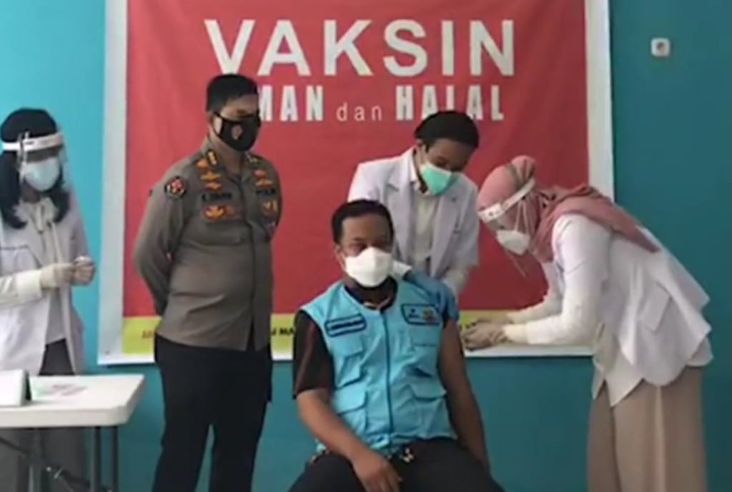 Wakil Gubernur Sulawesi Selatan Andi Sudirman Sulaiman saat divaksinasi di RSKD Dadi Makassar, Kamis (14/1/2021)
