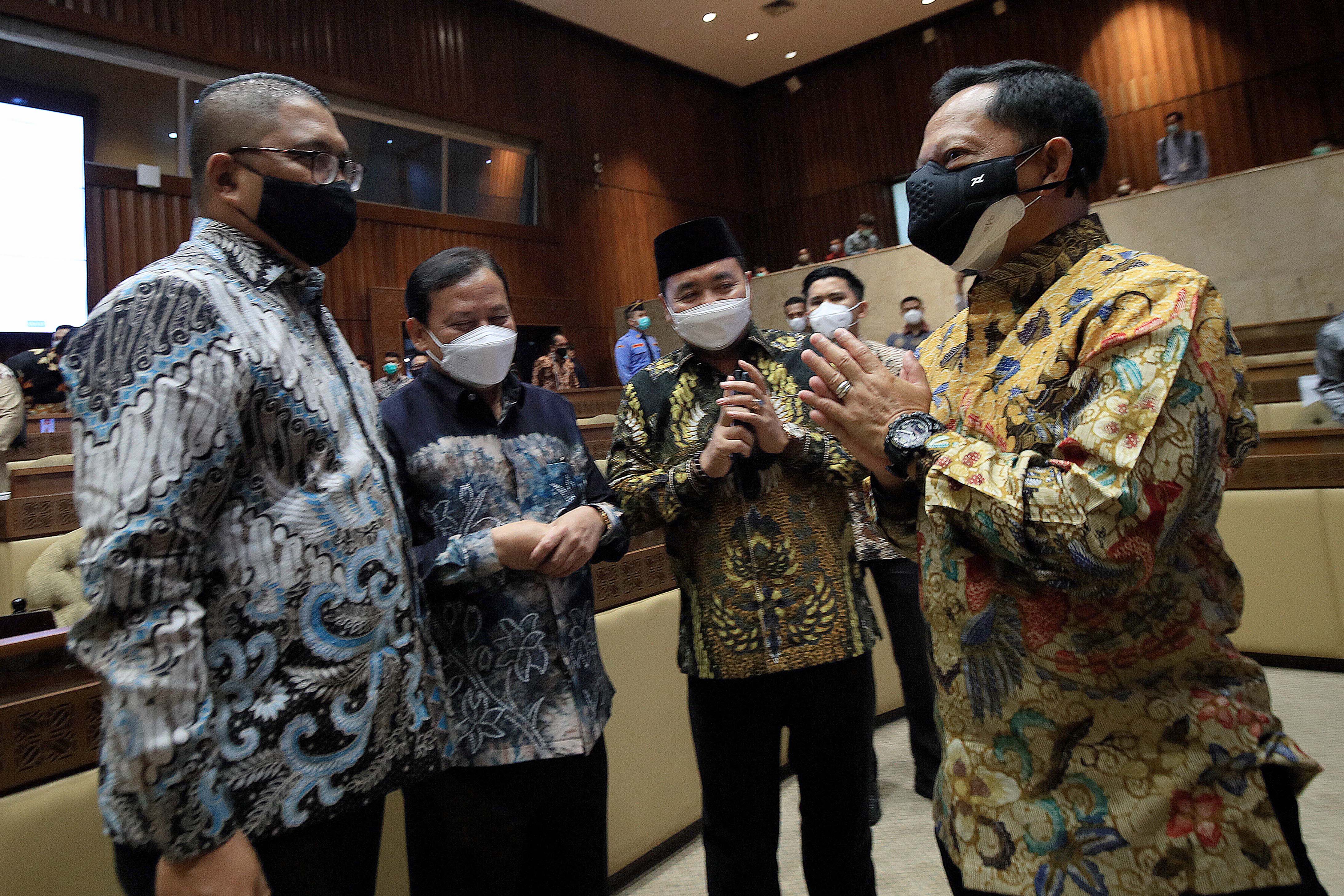 Menteri Dalam Negeri Tito Karnavian (kanan) berbincang dengan peserta raker evaluasi Pilkada 2020 di Komisi II DPR, Senayan, Jakarta.