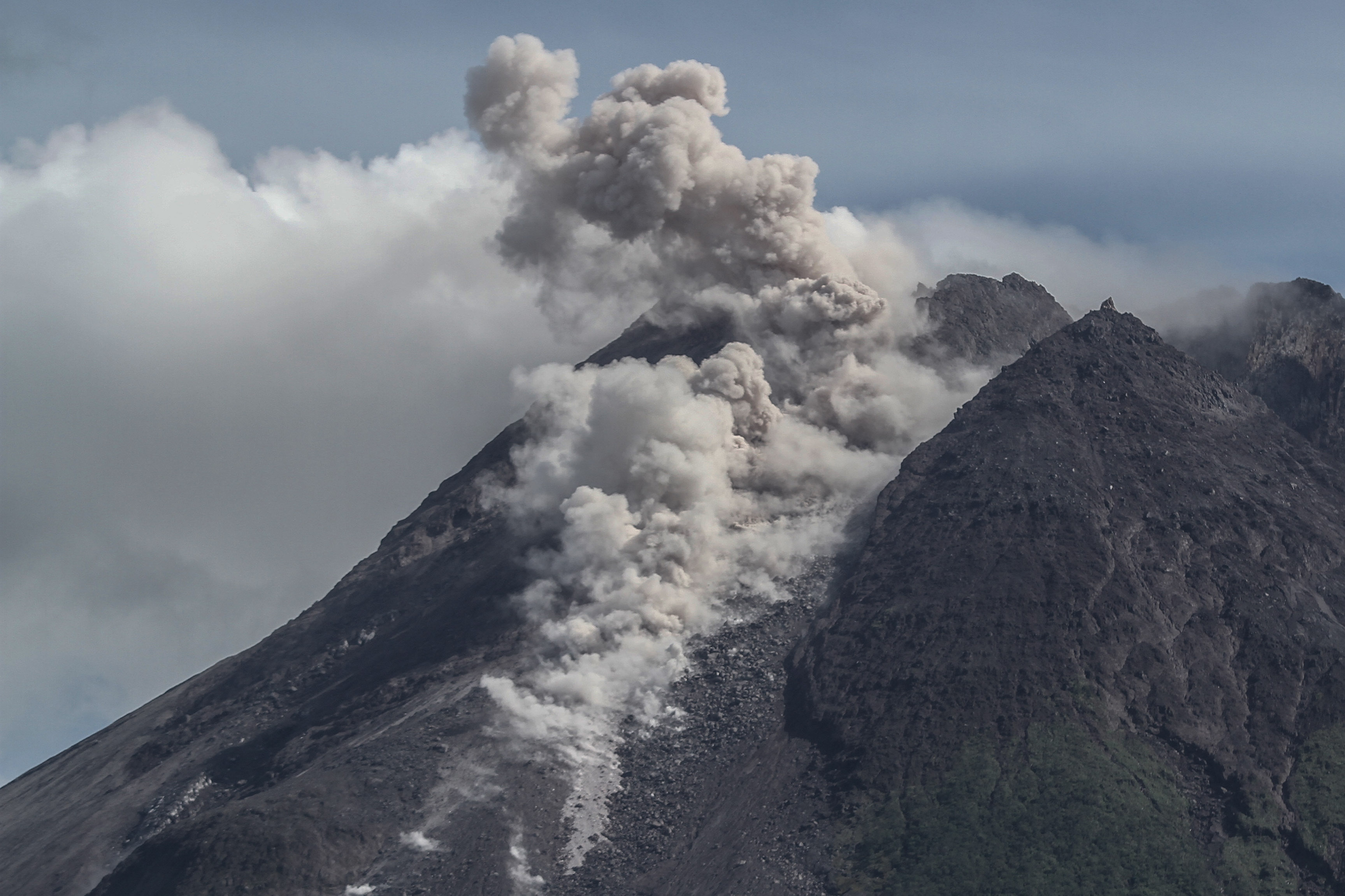 Lava Pijar Terus Menerus Keluar dari Puncak Gunung Merapi