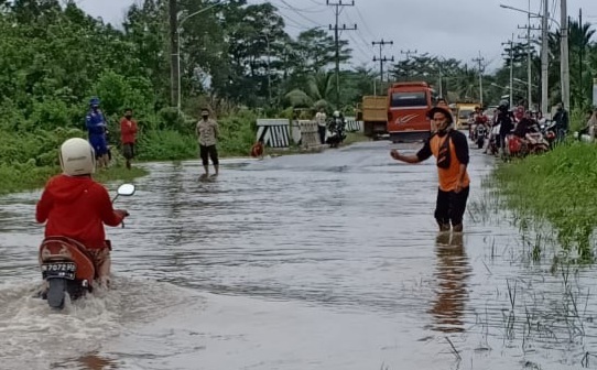 Curah hujan tinggi yang memicu banjir telah menyebabkan Jembatan Nibung yang menghubungkan dua kabupaten mengalami kerusakan.   