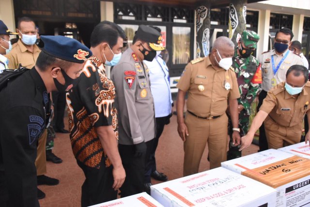 Gubernur Papua Barat, Dominggus Mandacan, Pangdam  XVIIi Kasuari I Nyoman Cantiasa dan Kapolda Papua Barat, Irjen Tornagogo Sihombing.