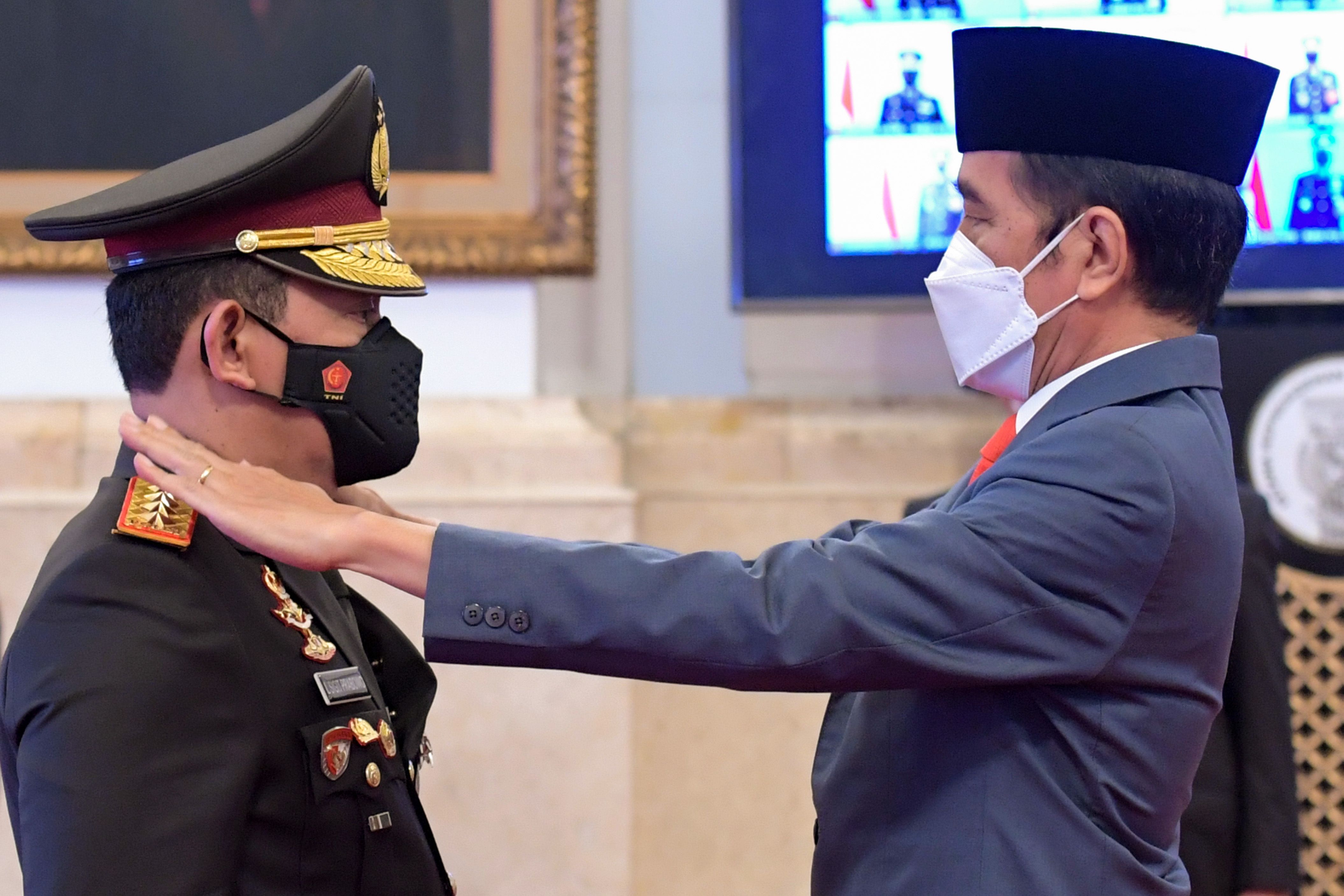 Presiden Jokowi saat melantik Kapolri Jenderal Listyo Sigit.