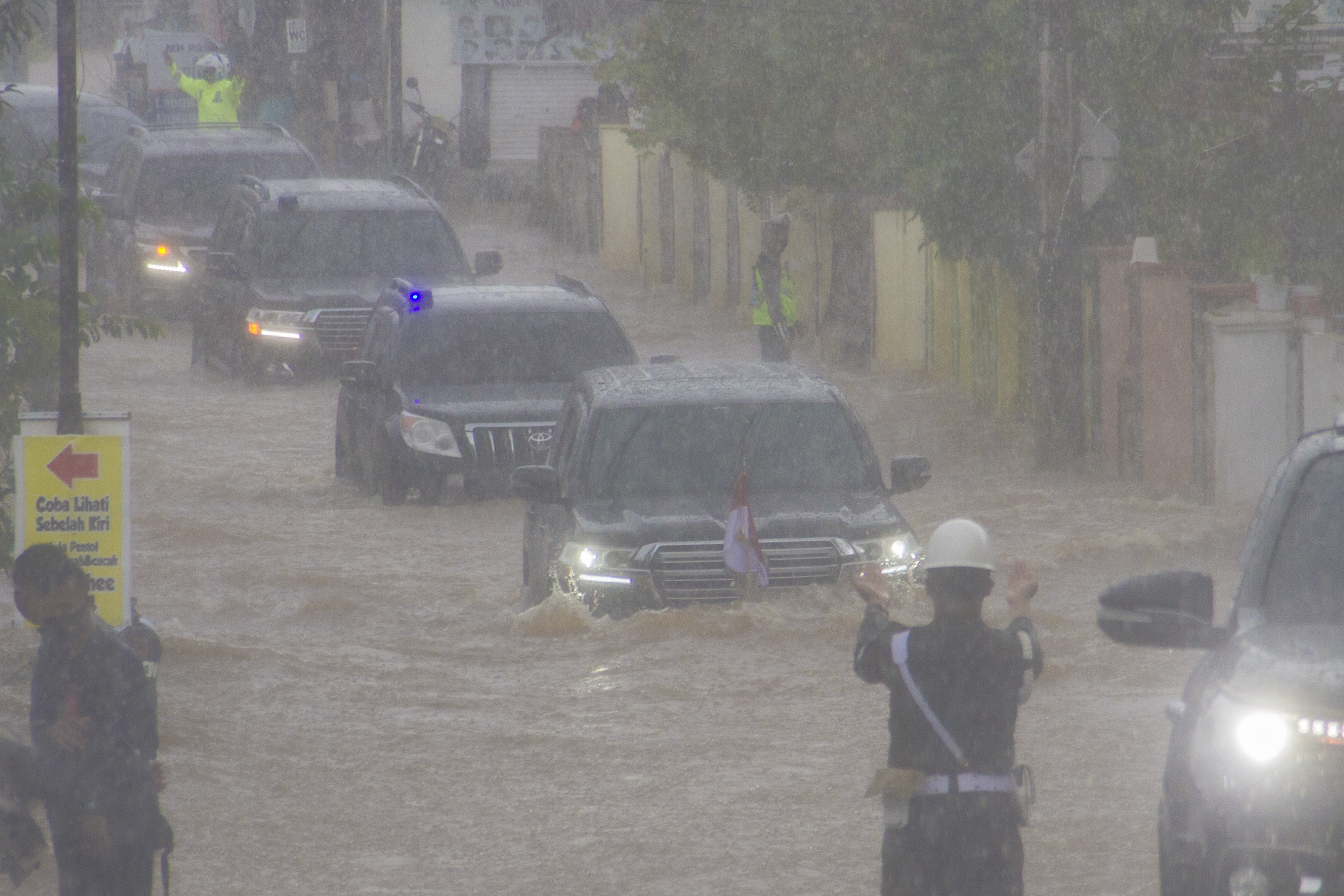 Presiden Joko Widodo yang berada di dalam mobil kepresidenan melintasi banjir di Desa Pekauman Ulu, Kabupaten Banjar, Kalimantan Selatan.