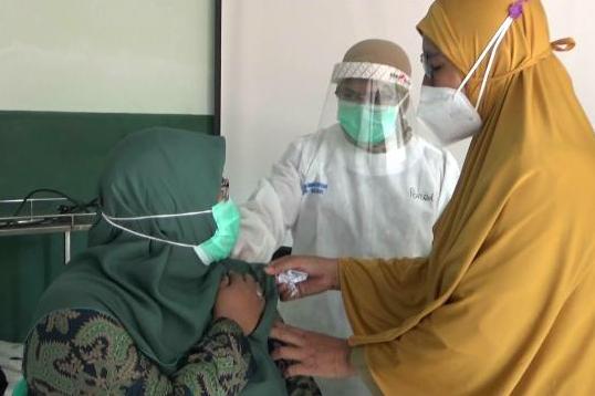 Sosialisasi dan simulasi vaksinasi covid-19 di Puskesmas Tanjung, Kecamatan Tanjung, Kabupaten Brebes, Jawa Tengah, Senin (11/1).