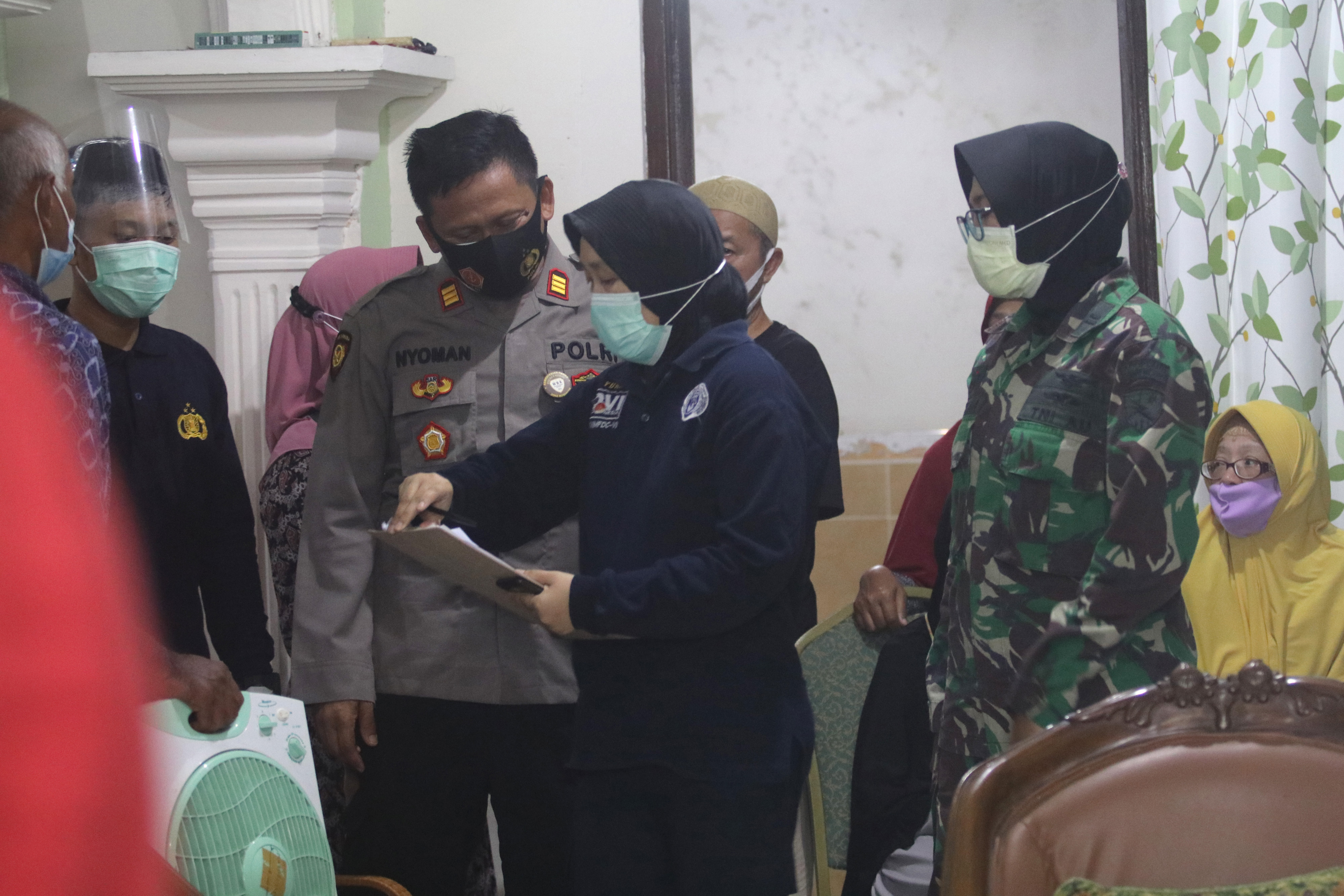 Tim Disaster Victim Identivication (DVI) Polda Jatim bersiap mengambil sampel DNA keluarga korban pesawat Sriwijaya Air SJ-182 di Pare.