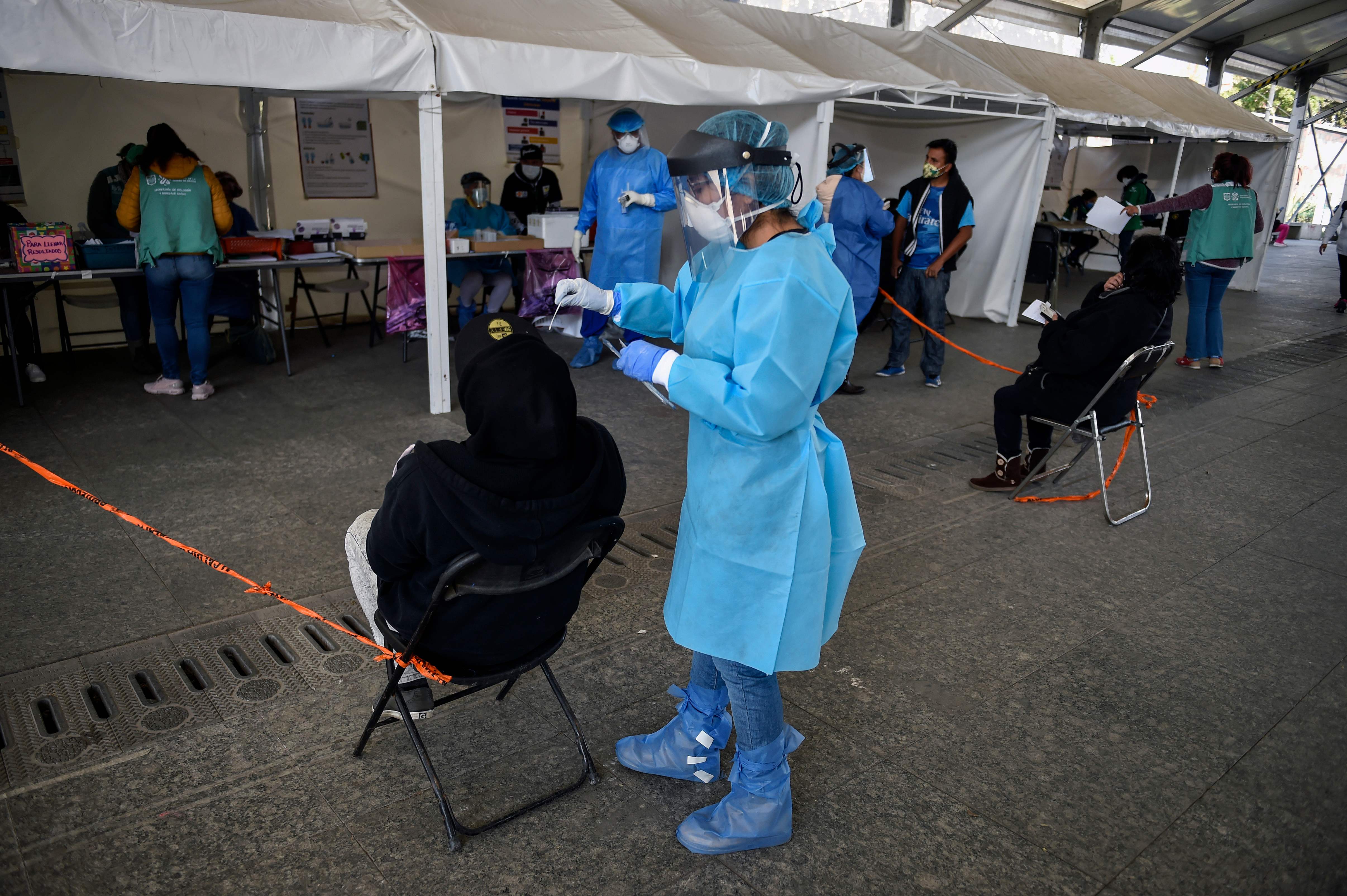Seorang petugas kesehatan melakukan tes deteksi cepat untuk COVID-19 di tenda sementara yang terletak di lingkungan Iztapalapa di Mexico Cit