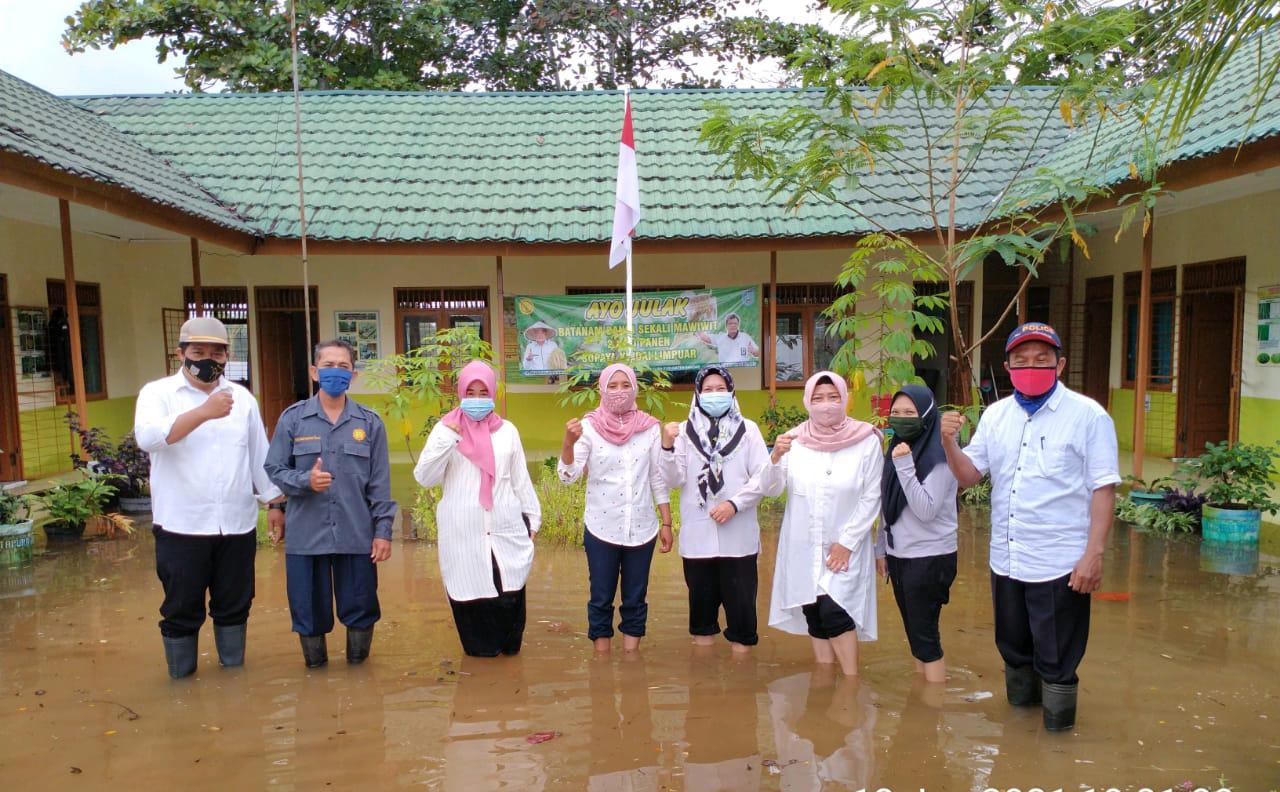 Di masa pandemi Covid-19 dan di tengah bencana, penyuluh diharapkan tetap bisa berperan mendampingi petani. 