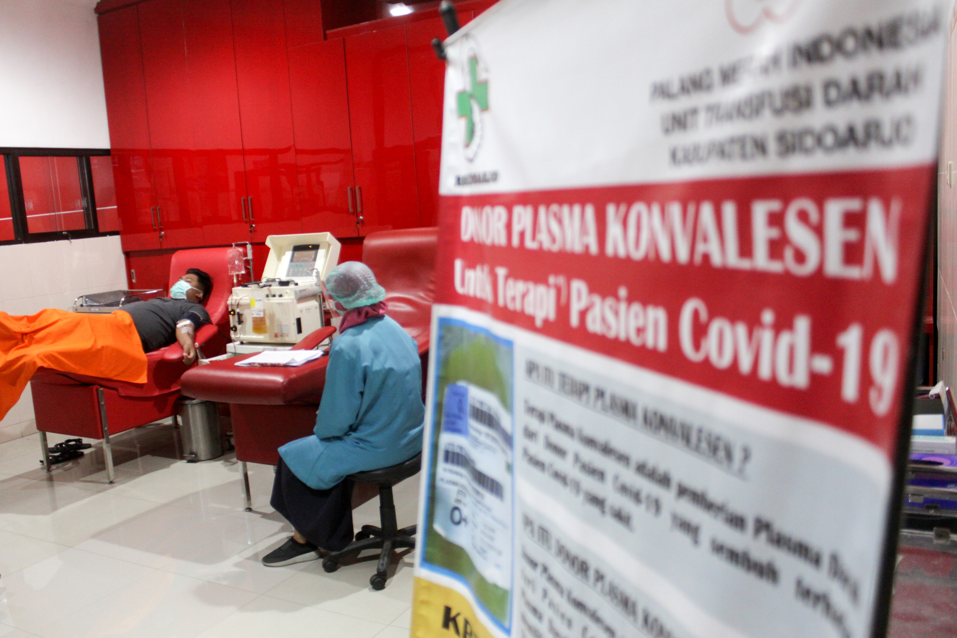 STOK PLASMA KONVALESEN MENIPIS: Pasien sembuh covid-19 mendonorkan plasma darahnya di UTD PMI Sidoarjo, Jawa Timur.