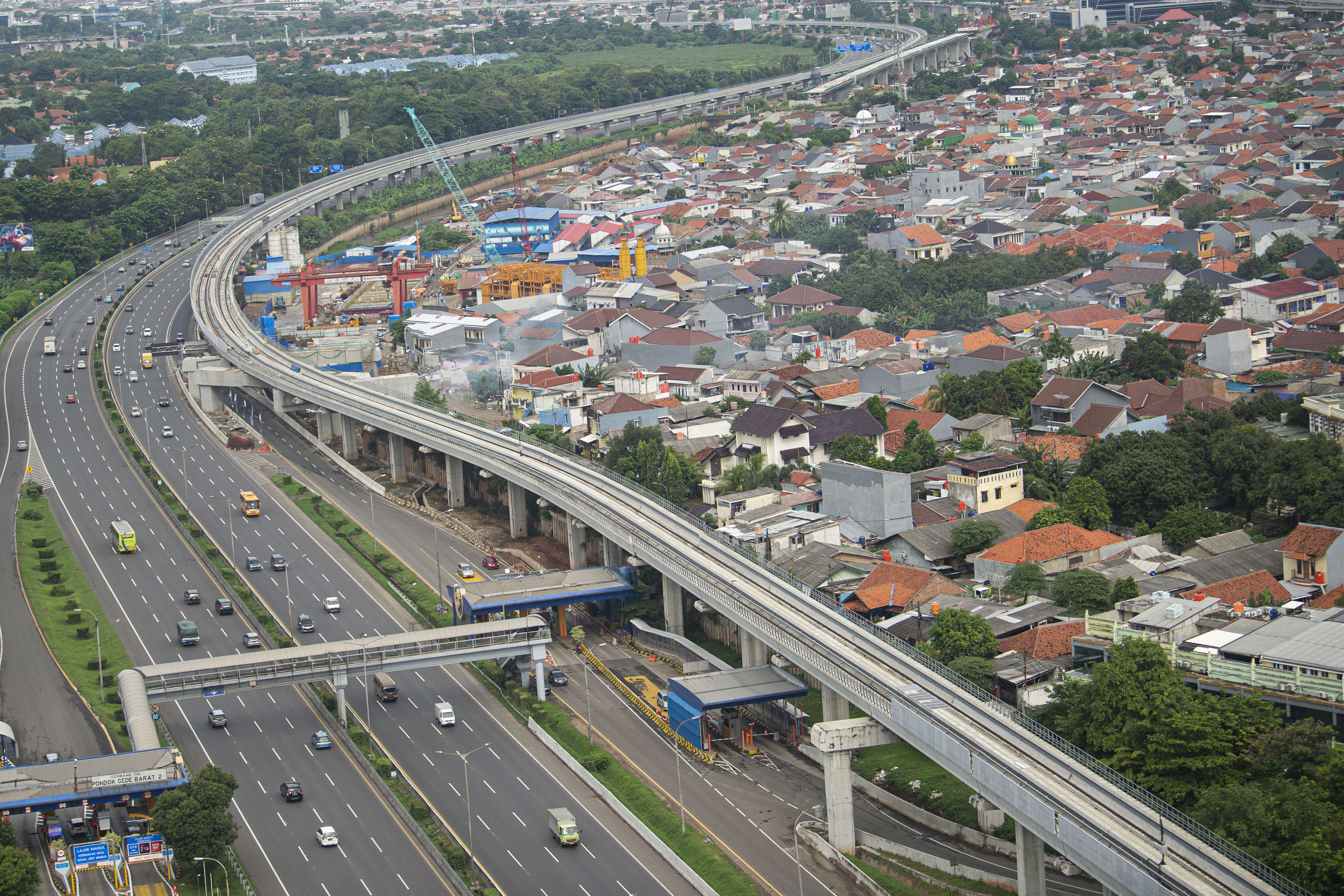 Foto udara pembangunan ruas jalur kereta LRT Jabodebek.