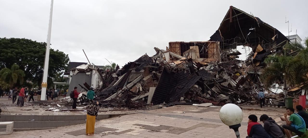 Bangunan Bertingkat di Mamuju Roboh Akibat Gempa