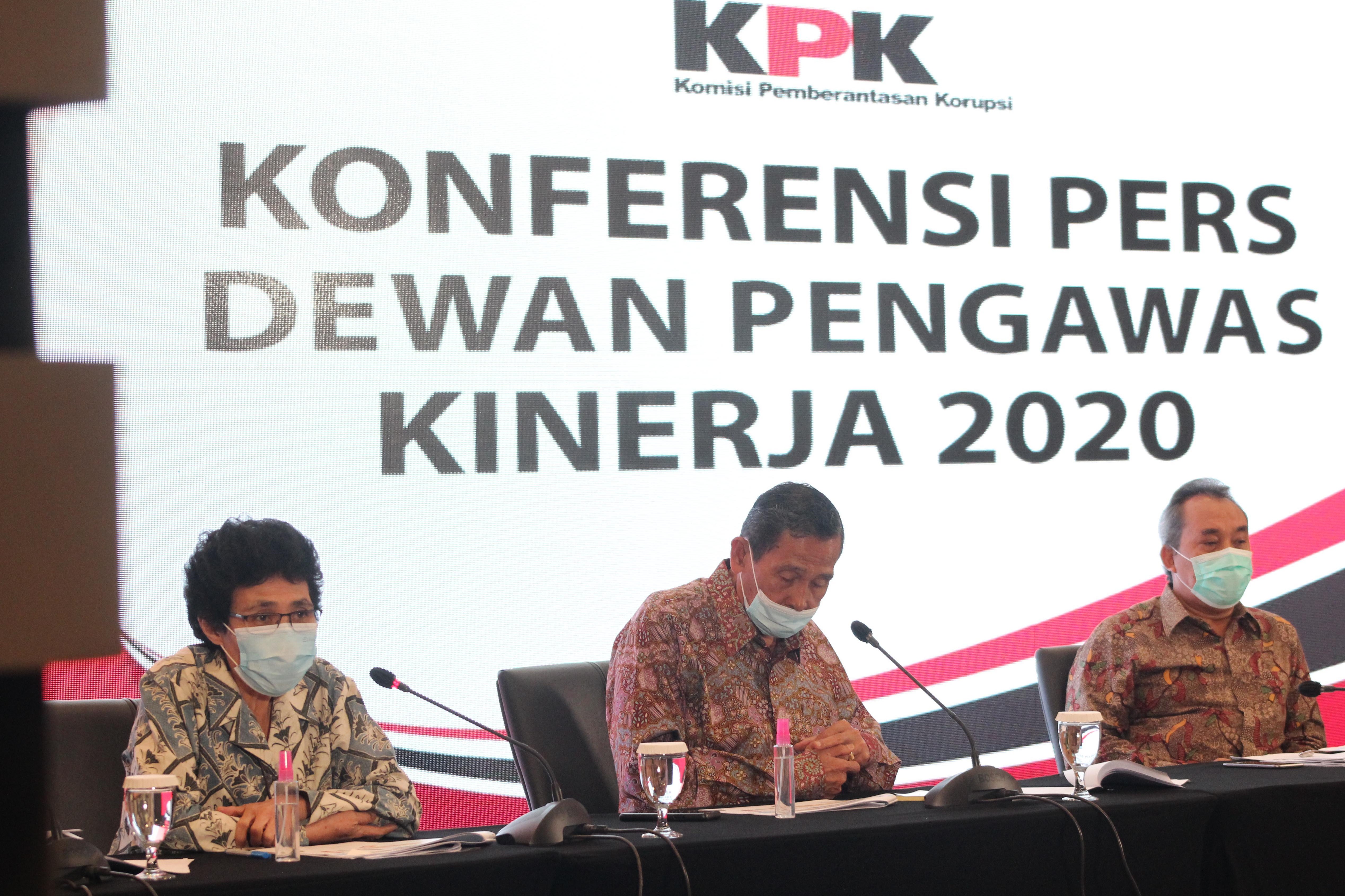 Ketua Dewan Pegawas KPK Tumpak Hatorangan Panggabean (tengah) bersama anggota Syamsuddin Haris (kanan) dan Albertina Ho (kiri).