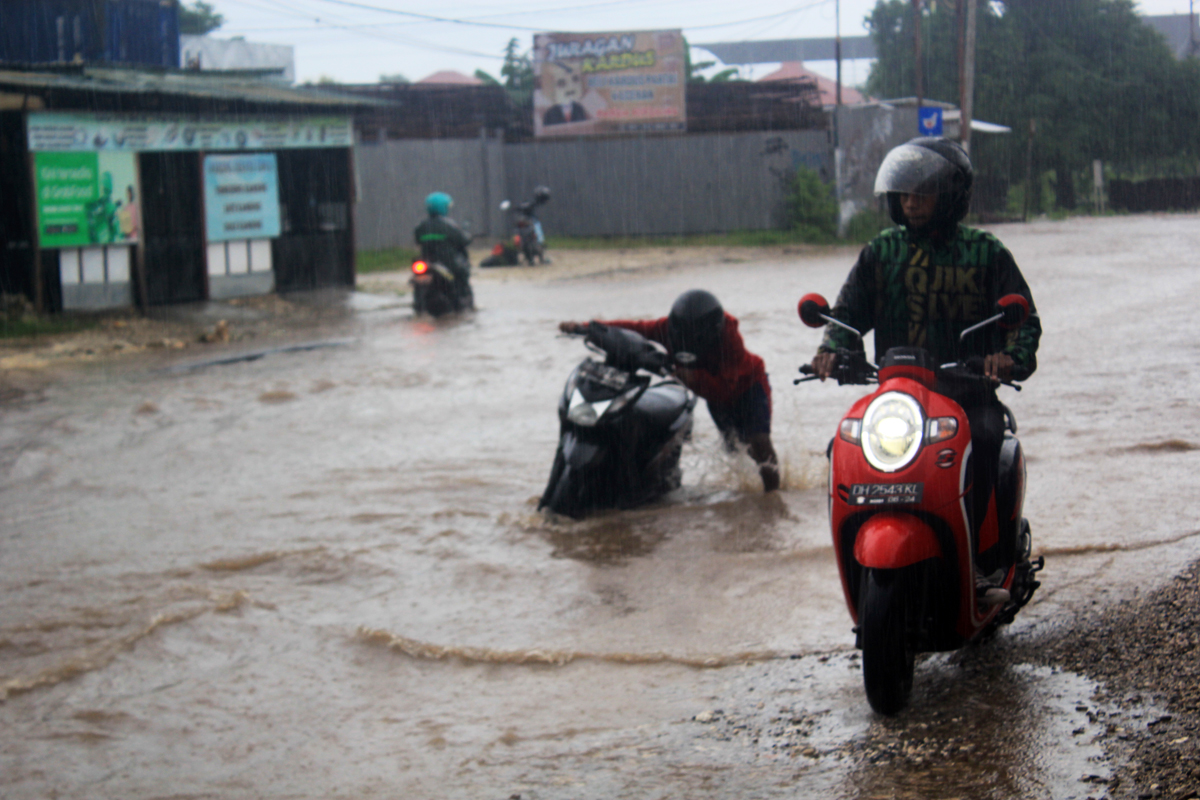 Hujan Deras Muncul Genangan di Ruas Jalan Kota Kupang