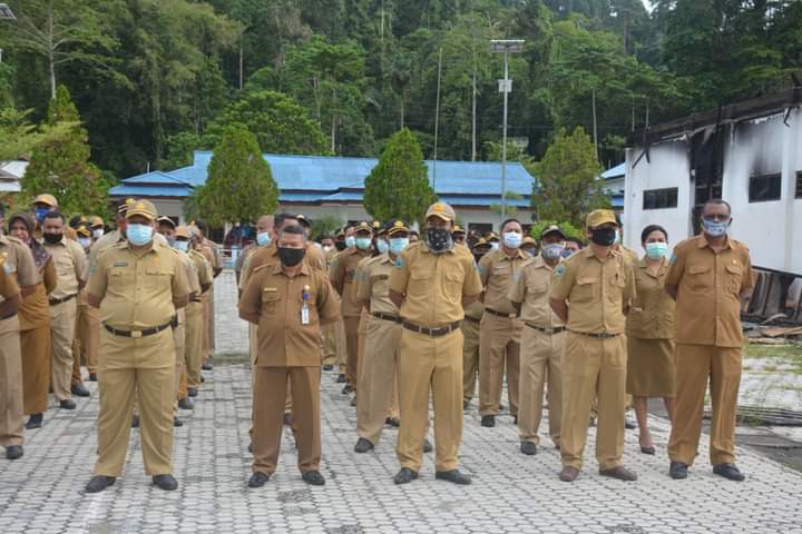 Apel tanda dimulainya masa kerja ASN tahun 2021 di Kabupaten Raja Ampat, Papua Barat,  Selasa (5/1/2020). 