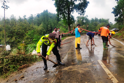 Bencana alam banjir, longsor, dan angin kencang mulai menerpa Karanganyar dan Wonogiri.