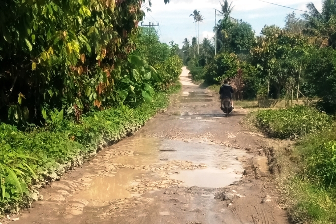 Kondisi badan Jalan Provinsi di Desa Aektangga, Kecamatan Garoga, Kabupaten Tapanuli Utara, Sumatera Utara