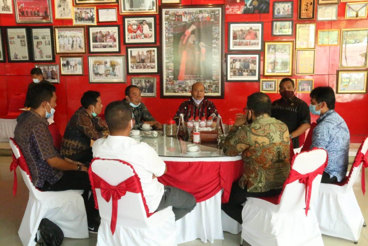 Pihak Pemkab Taput dan PLN membahas program 