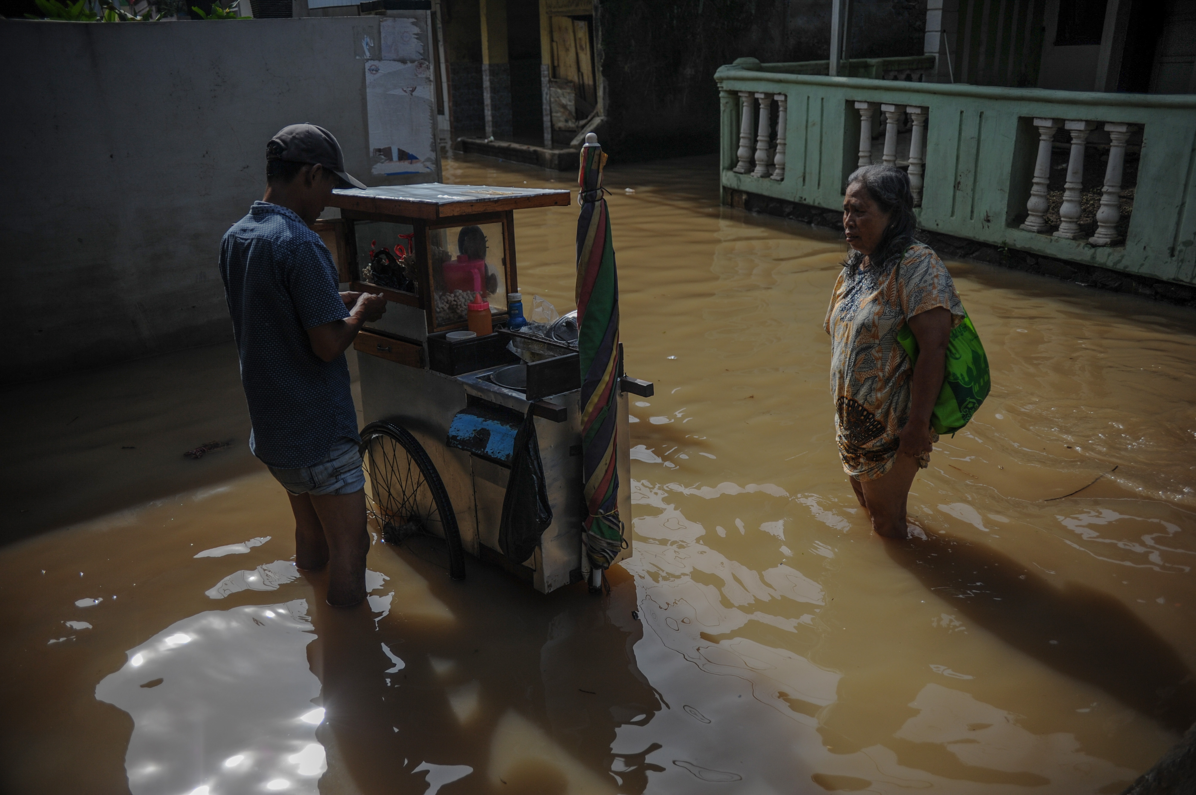  Aktivitas jual beli warga saat banjir melanda Kampung Bojongasih, Dayeuhkolot, Kabupaten Bandung, Jawa Barat, Senin (11/1).