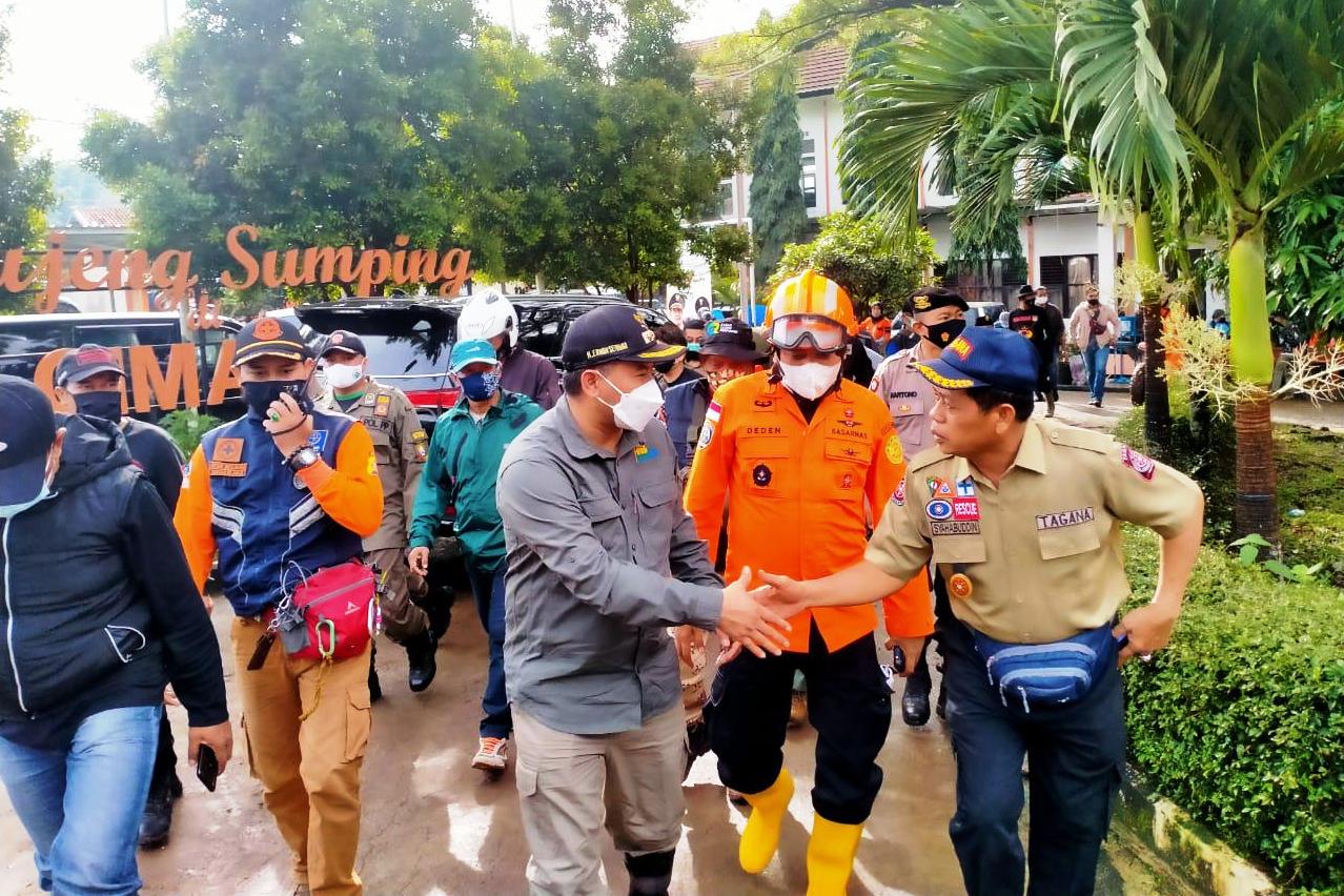 Kepala BP3S Kemensos RI Prof Syahabuddin meninjau lokasi longsor di Desa Cihanjuang, Cimanggung, Sumedang, Minggu (10/1).