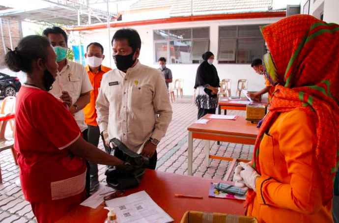 PT Kantor Pos Kota Pematangsiantar mulai membagikan bantuan sosial tunai kepada 8.613 kepala keluarga (KK) sebesar Rp600 ribu per KK. 