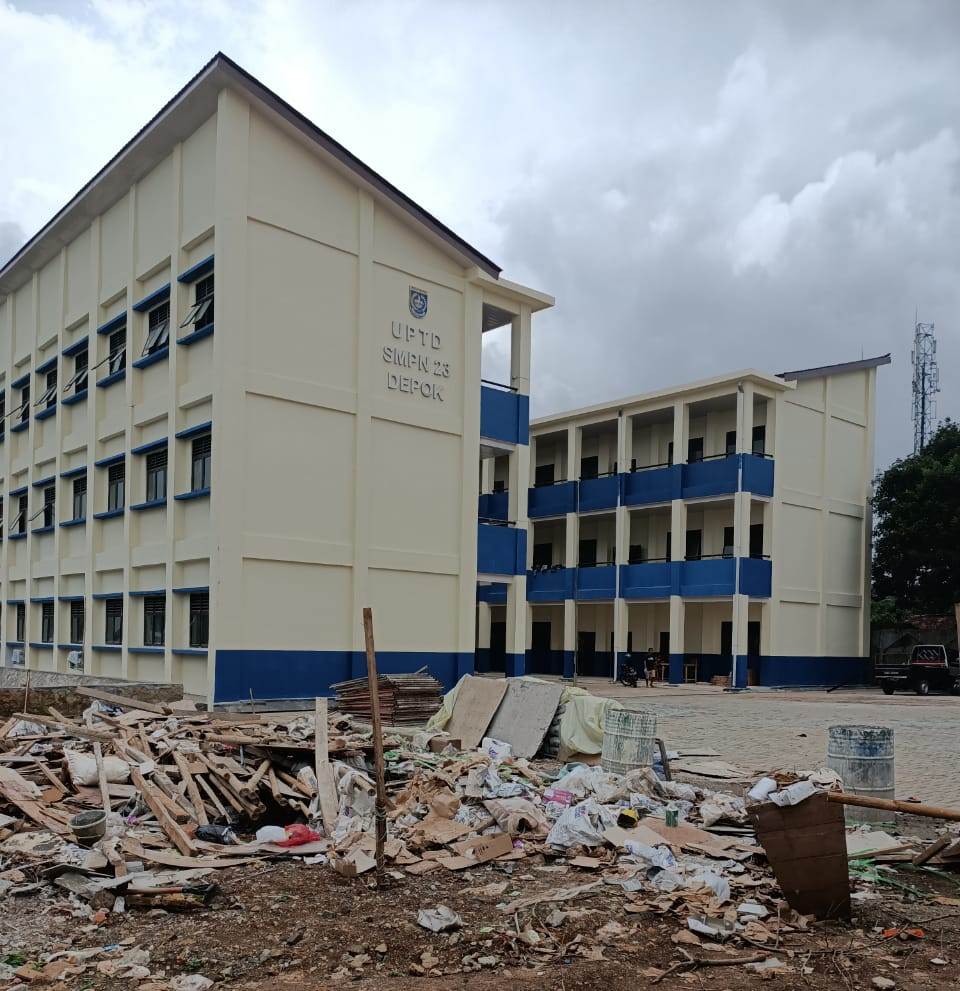 Tumpukan sampah terlihat di belakang, samping dan halaman SMPN 13 Kota Depok.